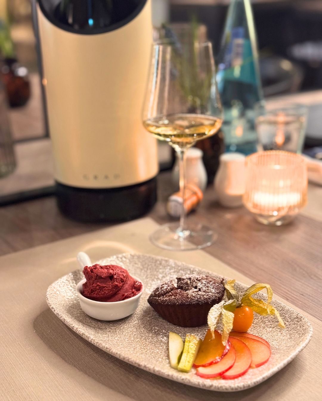 Kennt ihr das? Man ist unterwegs, freut sich nach einem langen Tag auf ein solides Abendessen im Hotel – und dann der Blick in die Weinkarte: Kein einziger Champagner weit und b… (5)