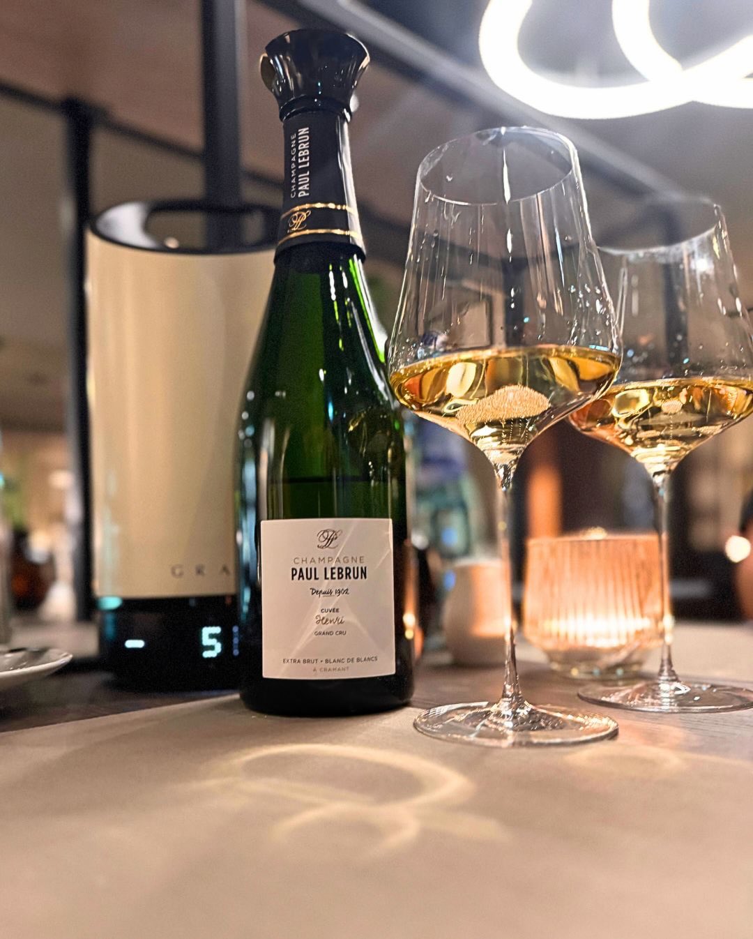 Kennt ihr das? Man ist unterwegs, freut sich nach einem langen Tag auf ein solides Abendessen im Hotel – und dann der Blick in die Weinkarte: Kein einziger Champagner weit und b… (6)