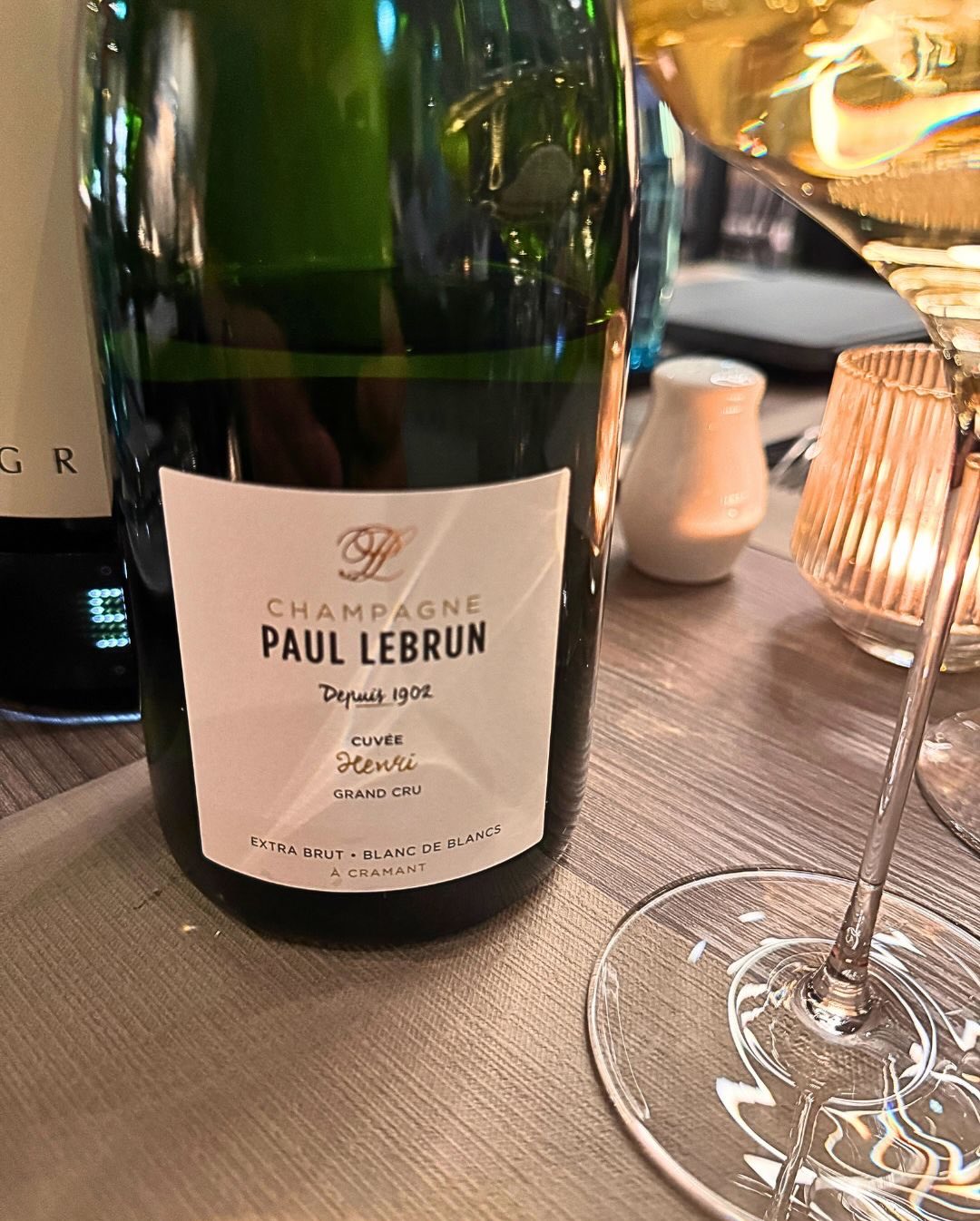 Kennt ihr das? Man ist unterwegs, freut sich nach einem langen Tag auf ein solides Abendessen im Hotel – und dann der Blick in die Weinkarte: Kein einziger Champagner weit und b… (7)