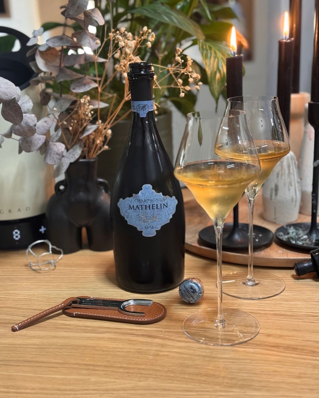 Manchmal sagt ein minimalistisches Etikett schon alles: Beim „Équilibre“ von @champagne_mathelin ist der Name absolutes Programm! Auf der Flasche steht zwar nicht viel, aber was… (1)