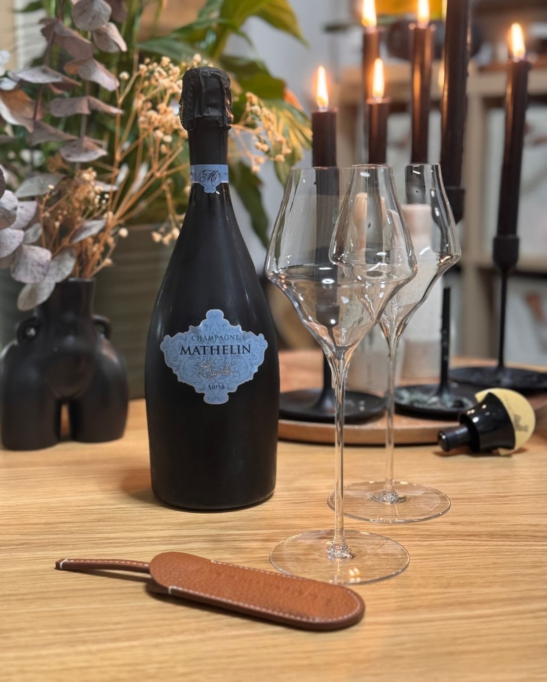 Manchmal sagt ein minimalistisches Etikett schon alles: Beim „Équilibre“ von @champagne_mathelin ist der Name absolutes Programm! Auf der Flasche steht zwar nicht viel, aber was… (3)