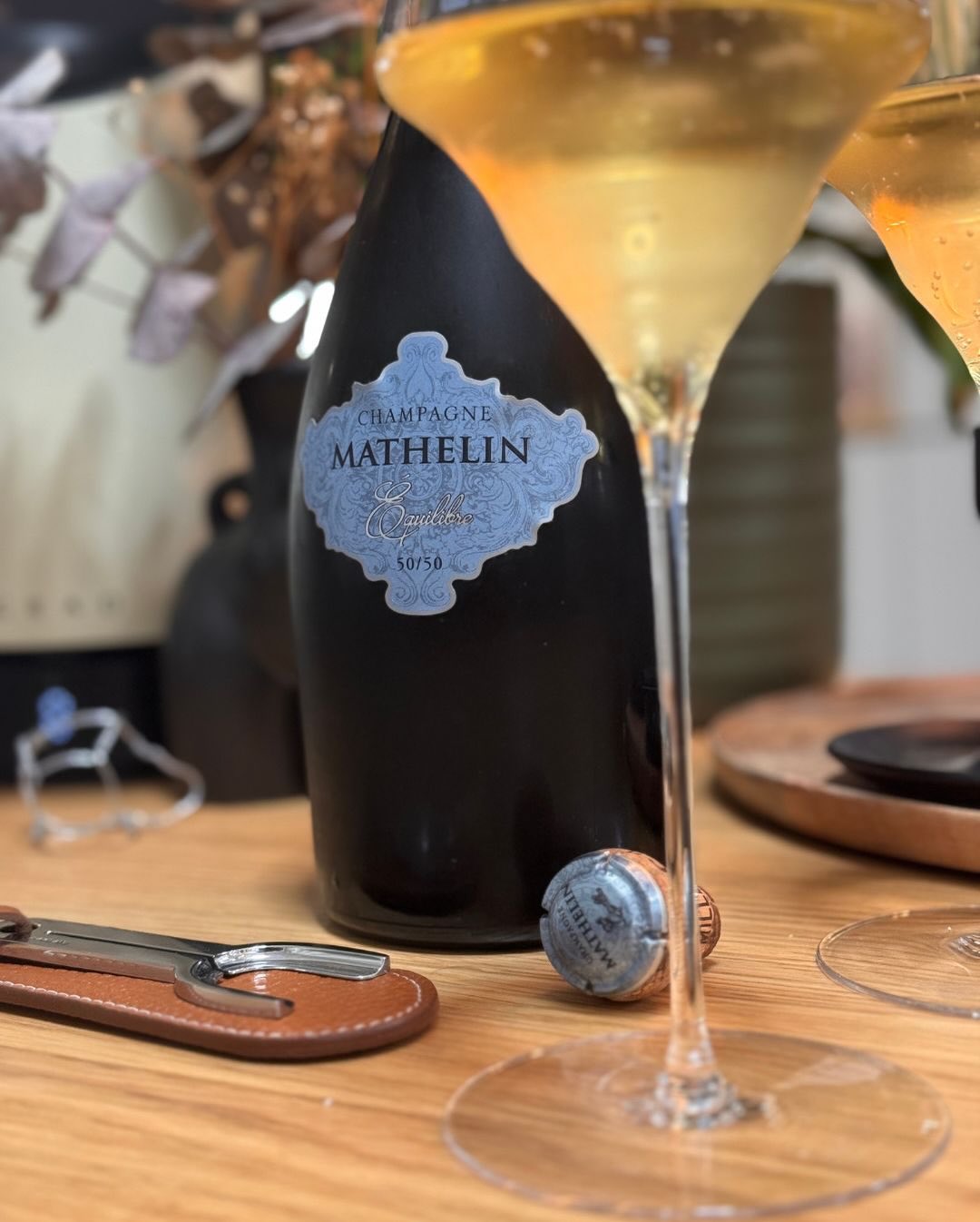 Manchmal sagt ein minimalistisches Etikett schon alles: Beim „Équilibre“ von @champagne_mathelin ist der Name absolutes Programm! Auf der Flasche steht zwar nicht viel, aber was… (5)