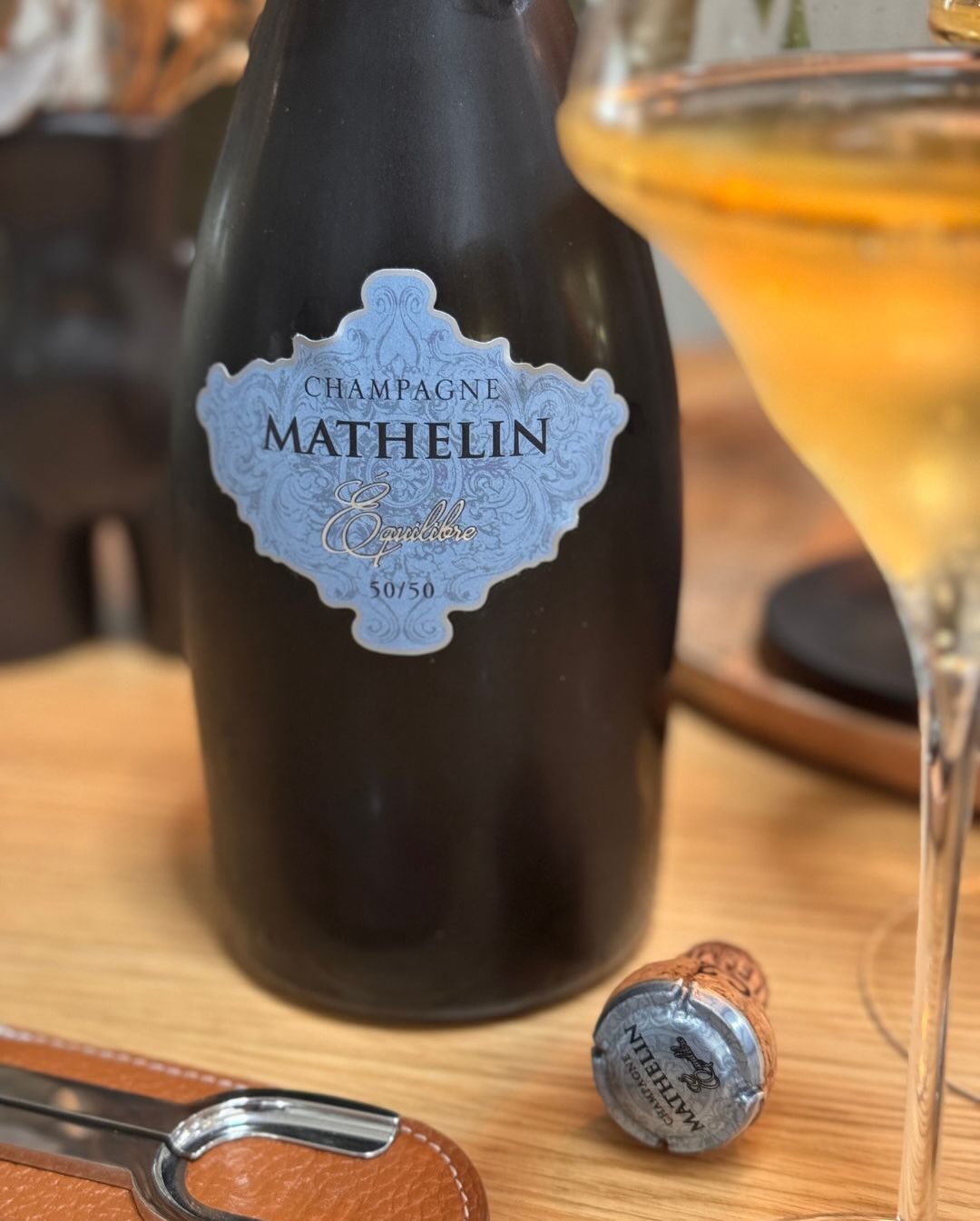 Manchmal sagt ein minimalistisches Etikett schon alles: Beim „Équilibre“ von @champagne_mathelin ist der Name absolutes Programm! Auf der Flasche steht zwar nicht viel, aber was… (6)