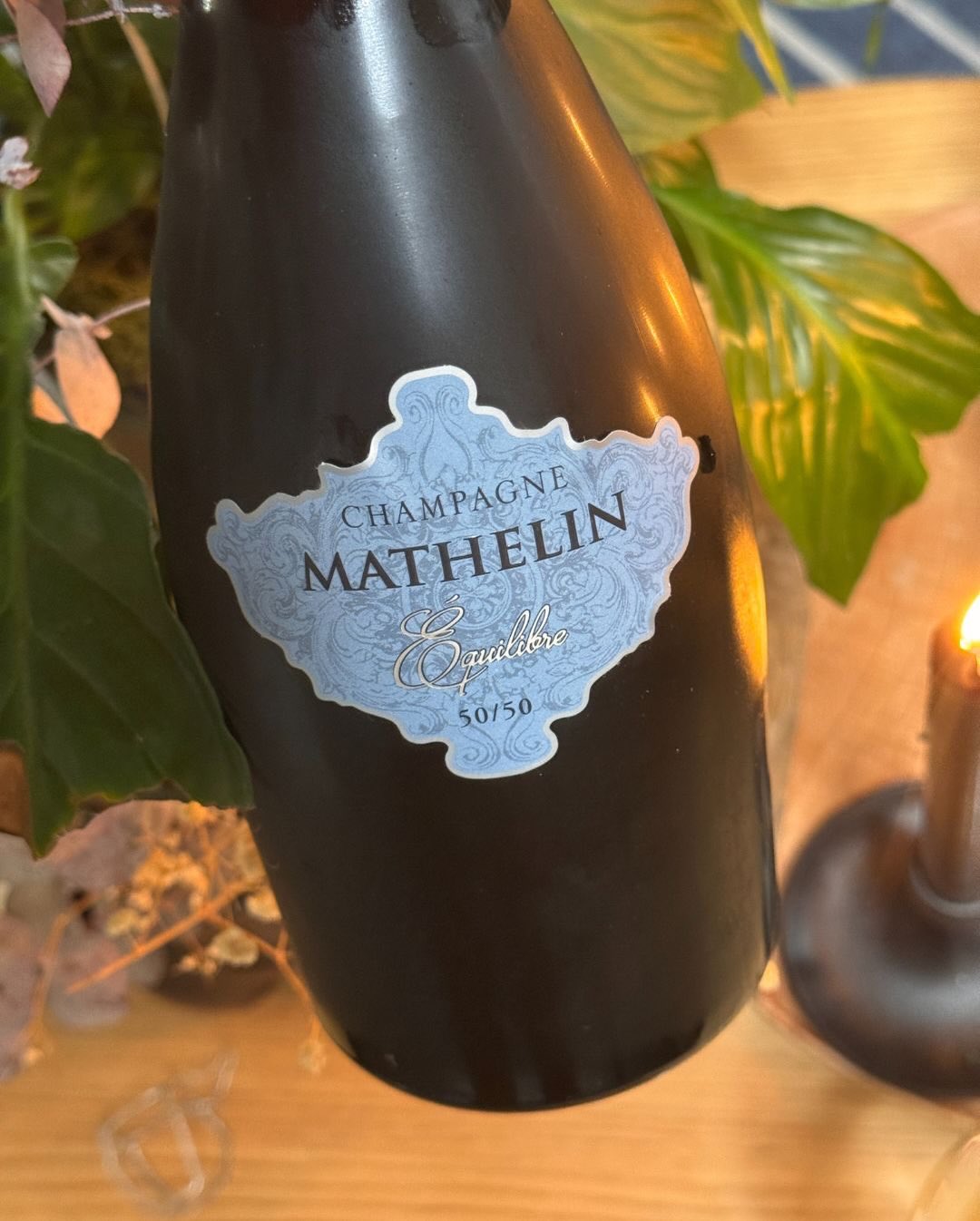 Manchmal sagt ein minimalistisches Etikett schon alles: Beim „Équilibre“ von @champagne_mathelin ist der Name absolutes Programm! Auf der Flasche steht zwar nicht viel, aber was… (8)