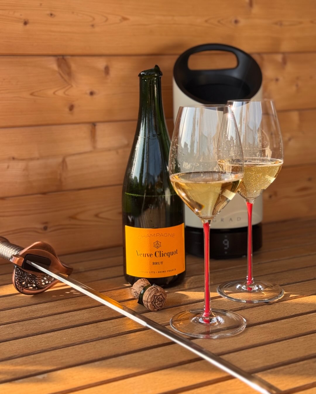 Heute gibt es mal keinen Deep-Dive in Terroir, Dosage oder langes Hefelager. Stattdessen einfach nur entspannte Garten-Vibes und ein absoluter Klassiker, der für meine Übungs… (1)