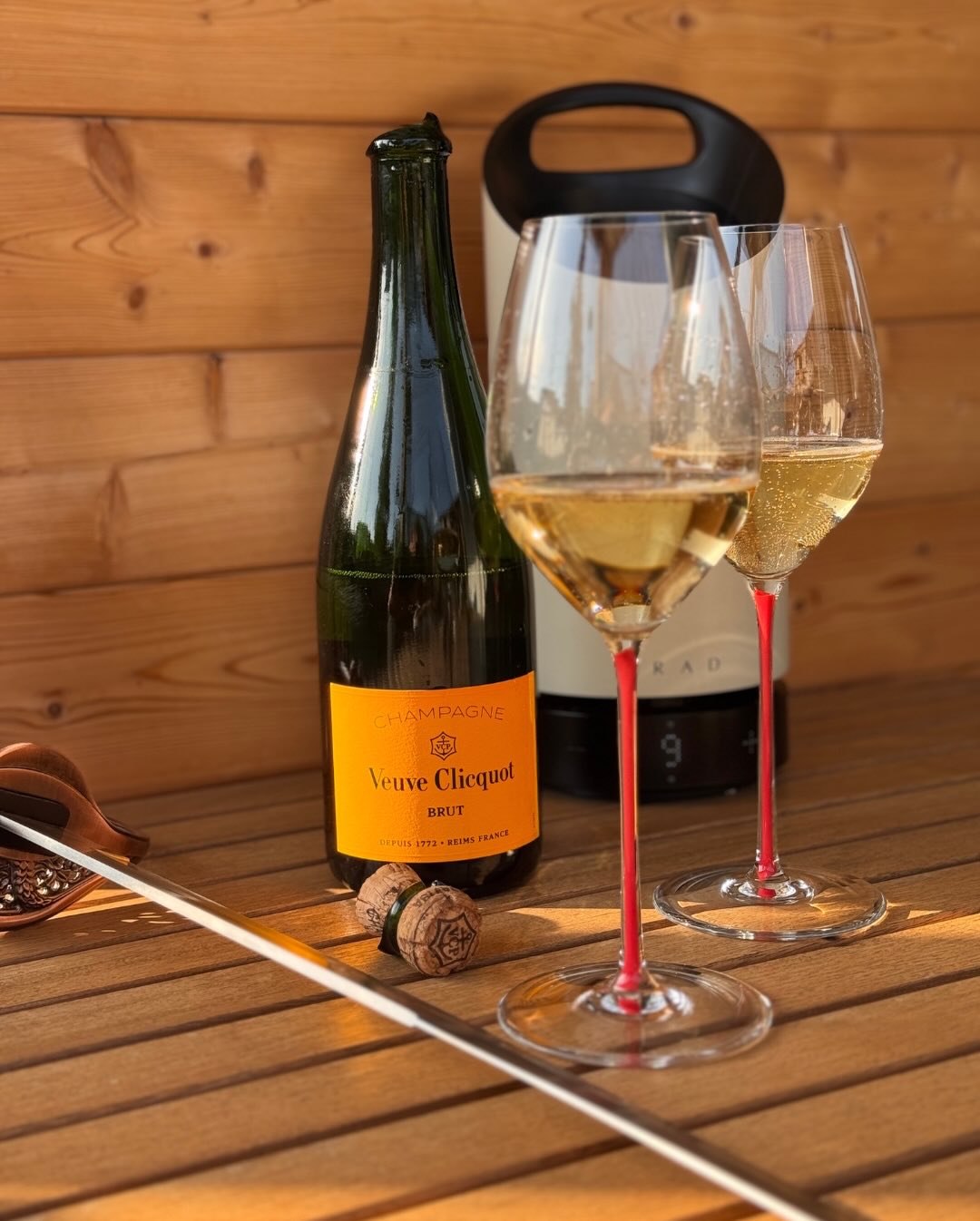 Heute gibt es mal keinen Deep-Dive in Terroir, Dosage oder langes Hefelager. Stattdessen einfach nur entspannte Garten-Vibes und ein absoluter Klassiker, der für meine Übungs… (5)