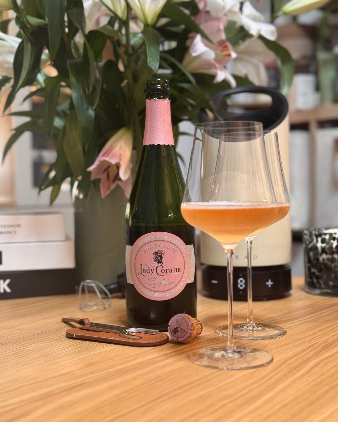 Heute habe ich eine echte Besonderheit aus der „Collector“ Linie von @champagne_mathelin im Glas: Die Cuvée „Lady Coralie“. Das Spannende an diesem Champagner ist nicht nur die … (1)