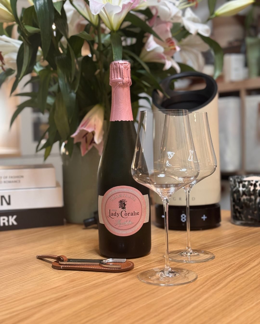 Heute habe ich eine echte Besonderheit aus der „Collector“ Linie von @champagne_mathelin im Glas: Die Cuvée „Lady Coralie“. Das Spannende an diesem Champagner ist nicht nur die … (3)