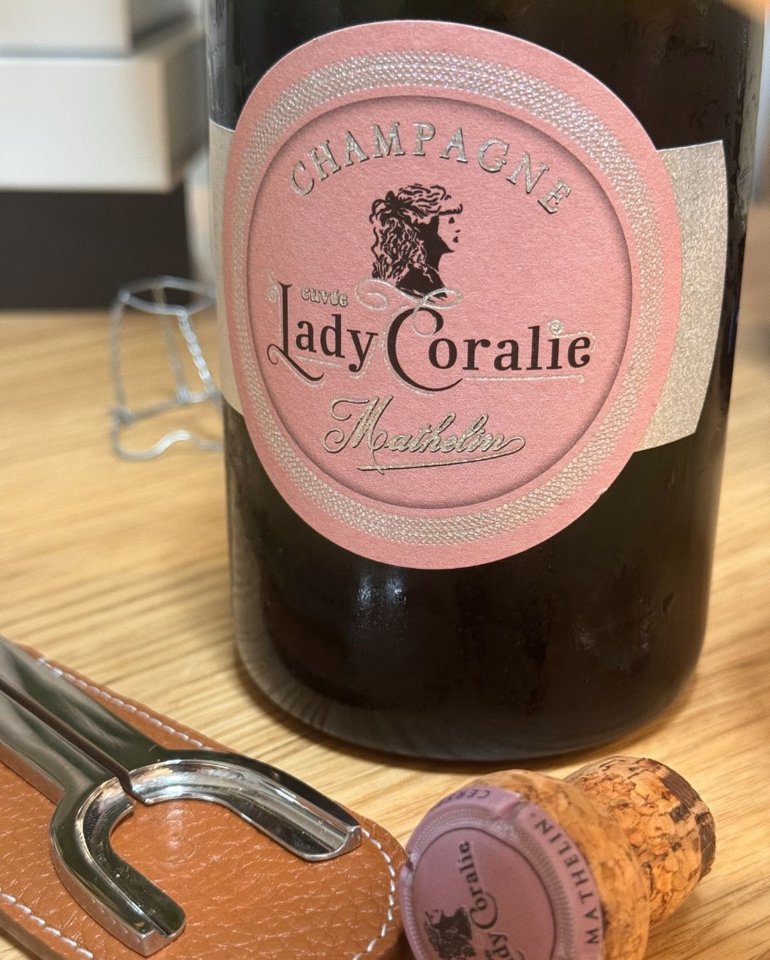 Heute habe ich eine echte Besonderheit aus der „Collector“ Linie von @champagne_mathelin im Glas: Die Cuvée „Lady Coralie“. Das Spannende an diesem Champagner ist nicht nur die … (5)