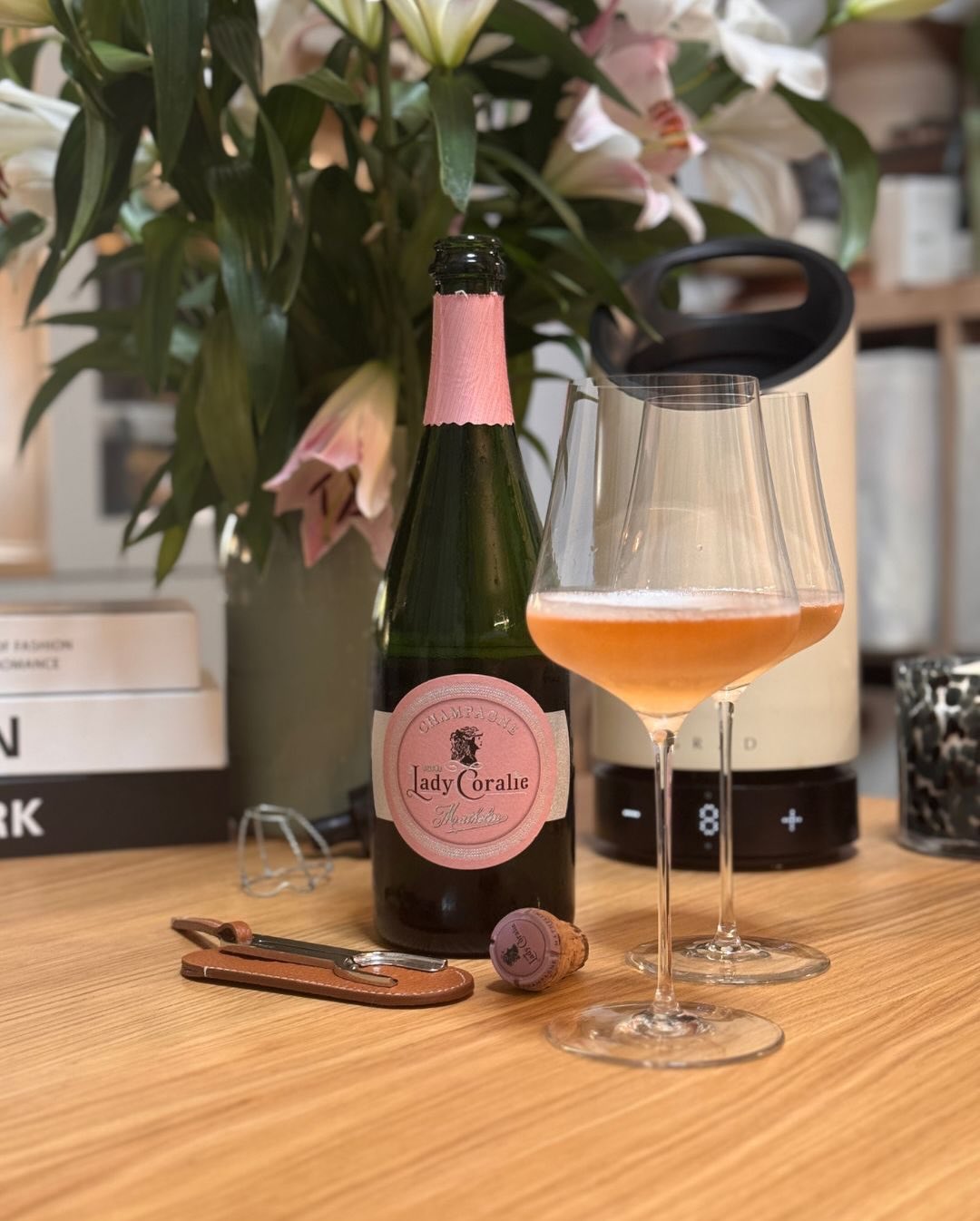 Heute habe ich eine echte Besonderheit aus der „Collector“ Linie von @champagne_mathelin im Glas: Die Cuvée „Lady Coralie“. Das Spannende an diesem Champagner ist nicht nur die … (7)