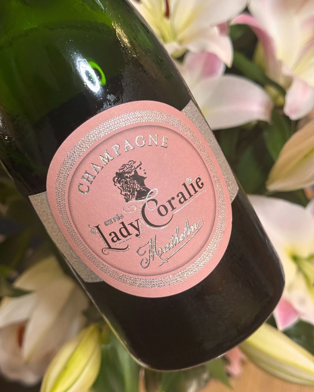 Heute habe ich eine echte Besonderheit aus der „Collector“ Linie von @champagne_mathelin im Glas: Die Cuvée „Lady Coralie“. Das Spannende an diesem Champagner ist nicht nur die … (9)