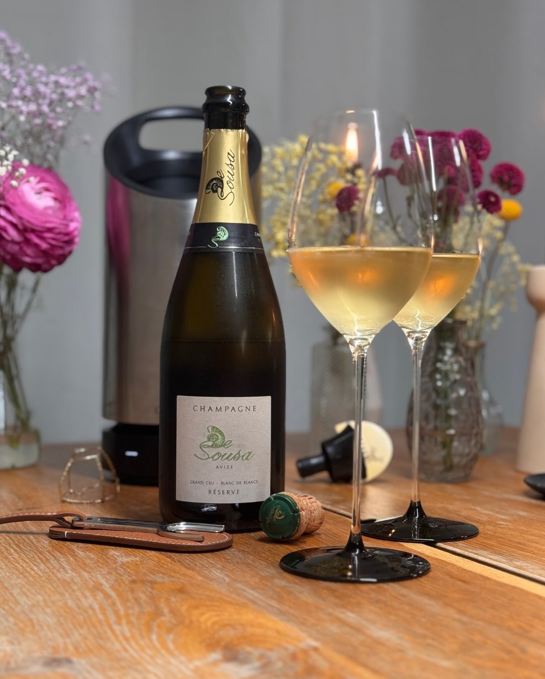 Heute habe ich einen herausragenden Blanc de Blancs geöffnet: Die „Grand Cru Réserve“ von @champagnedesousa aus Avize. Die Familie De Sousa arbeitet komplett biodynamisch und or… (1)