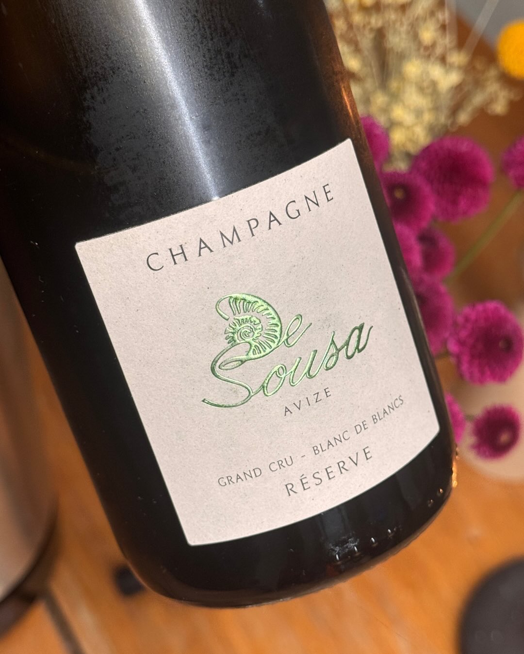 Heute habe ich einen herausragenden Blanc de Blancs geöffnet: Die „Grand Cru Réserve“ von @champagnedesousa aus Avize. Die Familie De Sousa arbeitet komplett biodynamisch und or… (11)