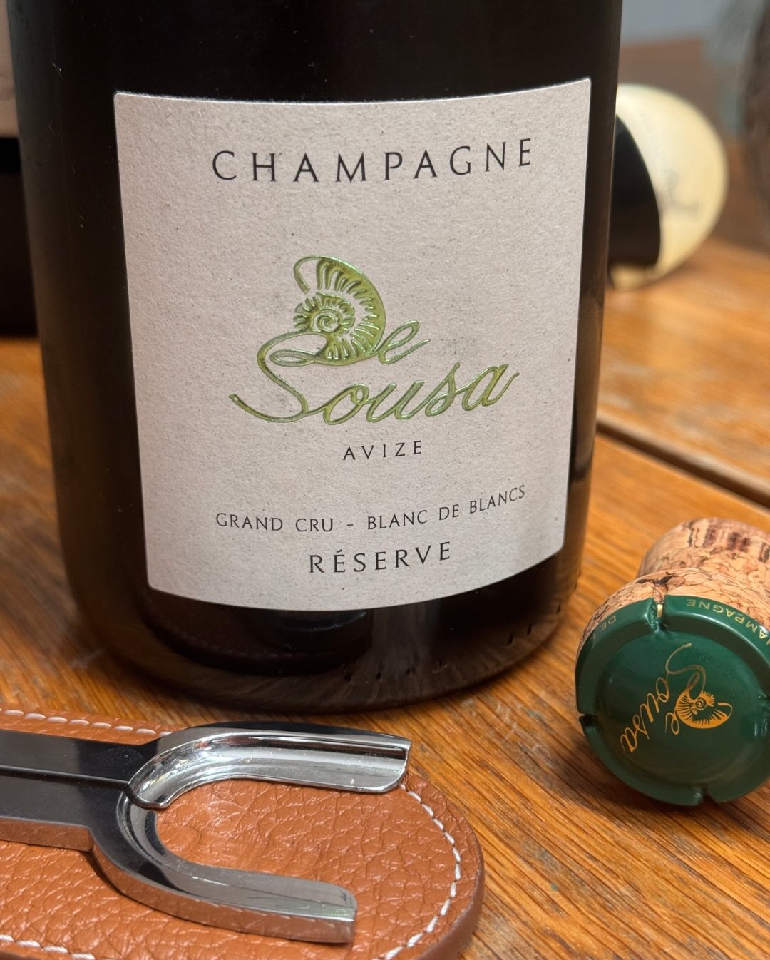 Heute habe ich einen herausragenden Blanc de Blancs geöffnet: Die „Grand Cru Réserve“ von @champagnedesousa aus Avize. Die Familie De Sousa arbeitet komplett biodynamisch und or… (5)