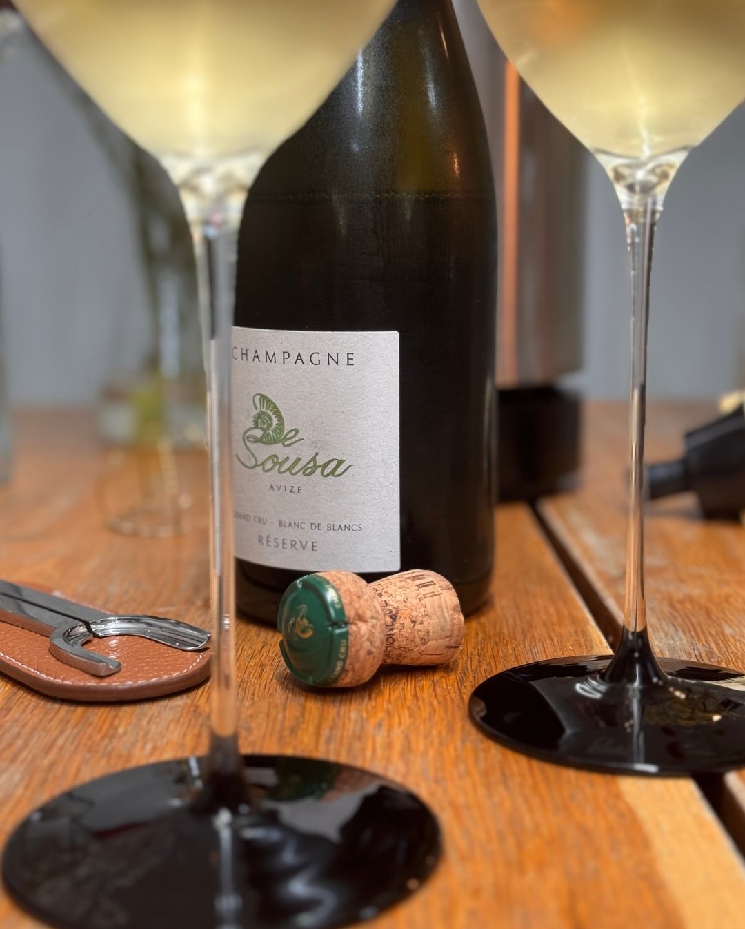 Heute habe ich einen herausragenden Blanc de Blancs geöffnet: Die „Grand Cru Réserve“ von @champagnedesousa aus Avize. Die Familie De Sousa arbeitet komplett biodynamisch und or… (8)