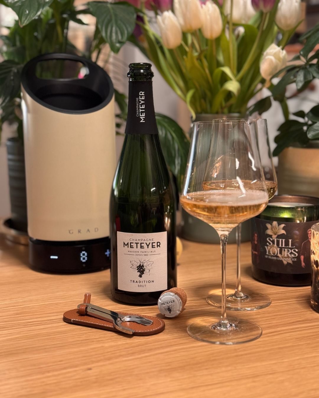 Heute machen wir es mal unkompliziert: Kein fancy Menü, keine wilde Sabrage-Aktion, sondern einfach ein richtig starker, ehrlicher Champagner. Der „Tradition“ Brut von @champagn… (1)