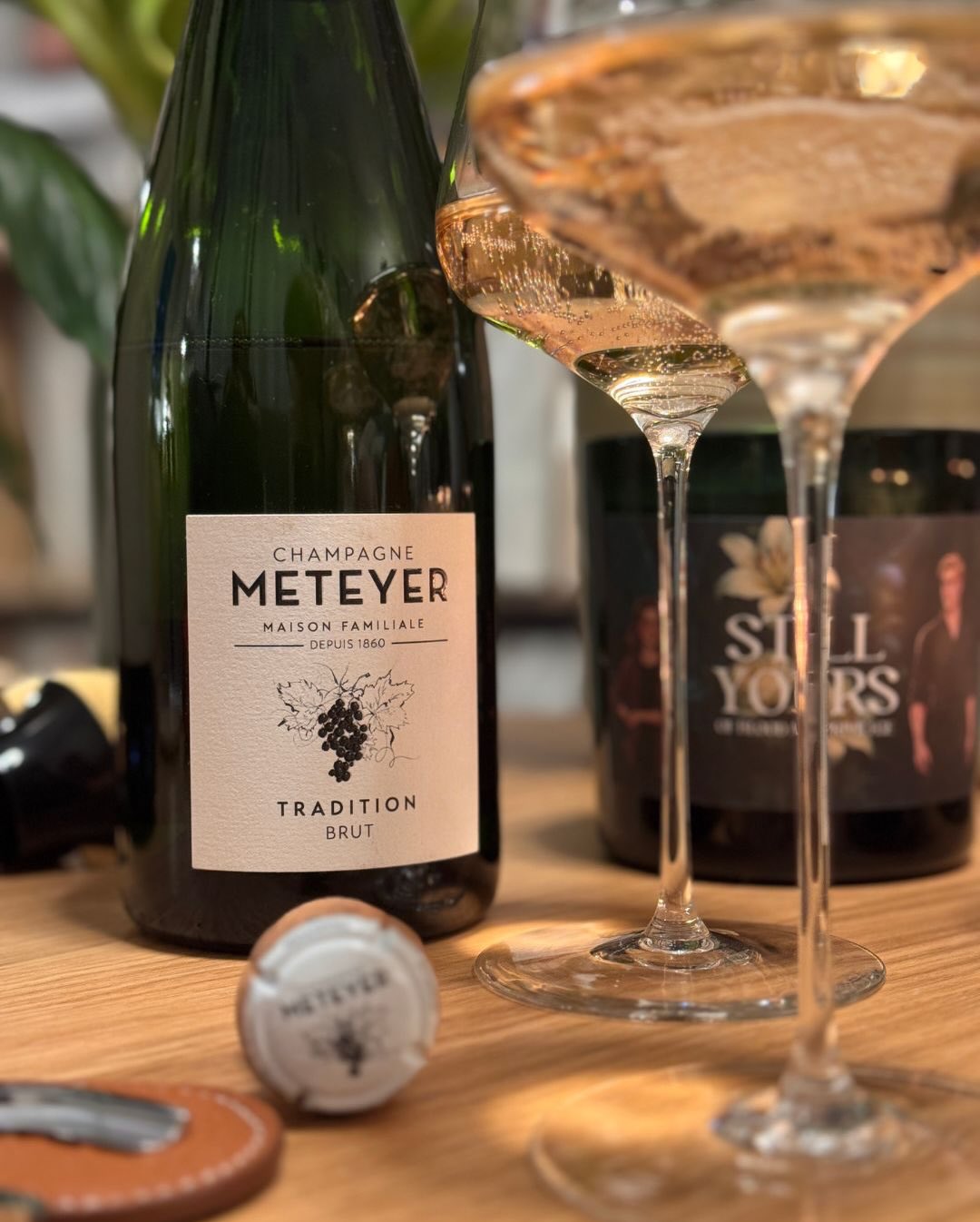Heute machen wir es mal unkompliziert: Kein fancy Menü, keine wilde Sabrage-Aktion, sondern einfach ein richtig starker, ehrlicher Champagner. Der „Tradition“ Brut von @champagn… (5)