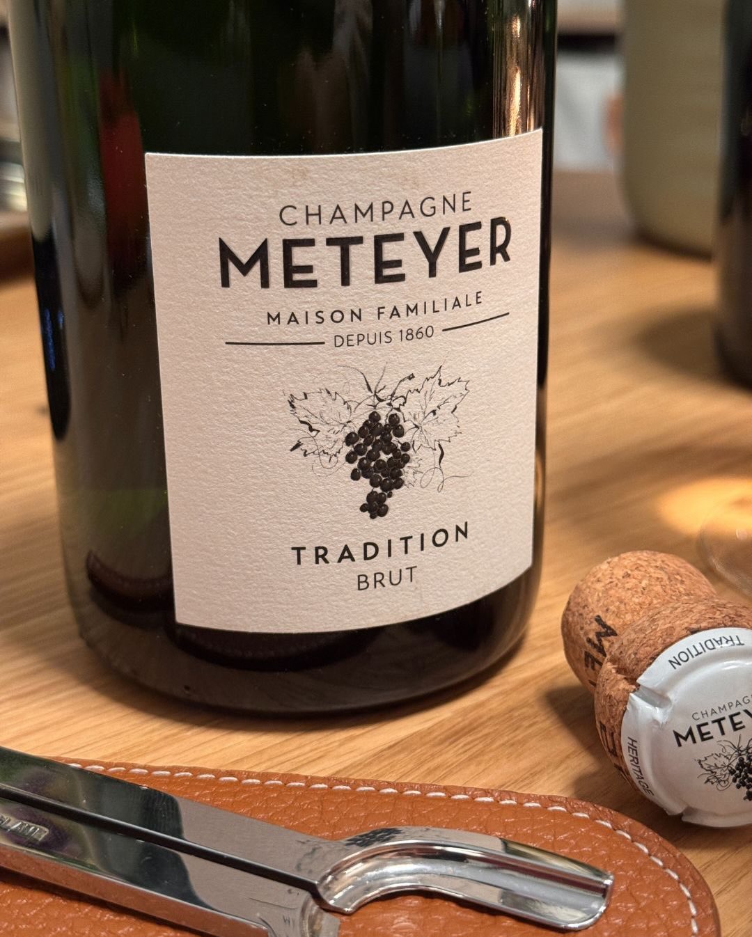Heute machen wir es mal unkompliziert: Kein fancy Menü, keine wilde Sabrage-Aktion, sondern einfach ein richtig starker, ehrlicher Champagner. Der „Tradition“ Brut von @champagn… (6)