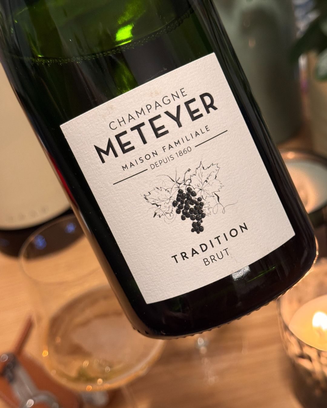 Heute machen wir es mal unkompliziert: Kein fancy Menü, keine wilde Sabrage-Aktion, sondern einfach ein richtig starker, ehrlicher Champagner. Der „Tradition“ Brut von @champagn… (8)