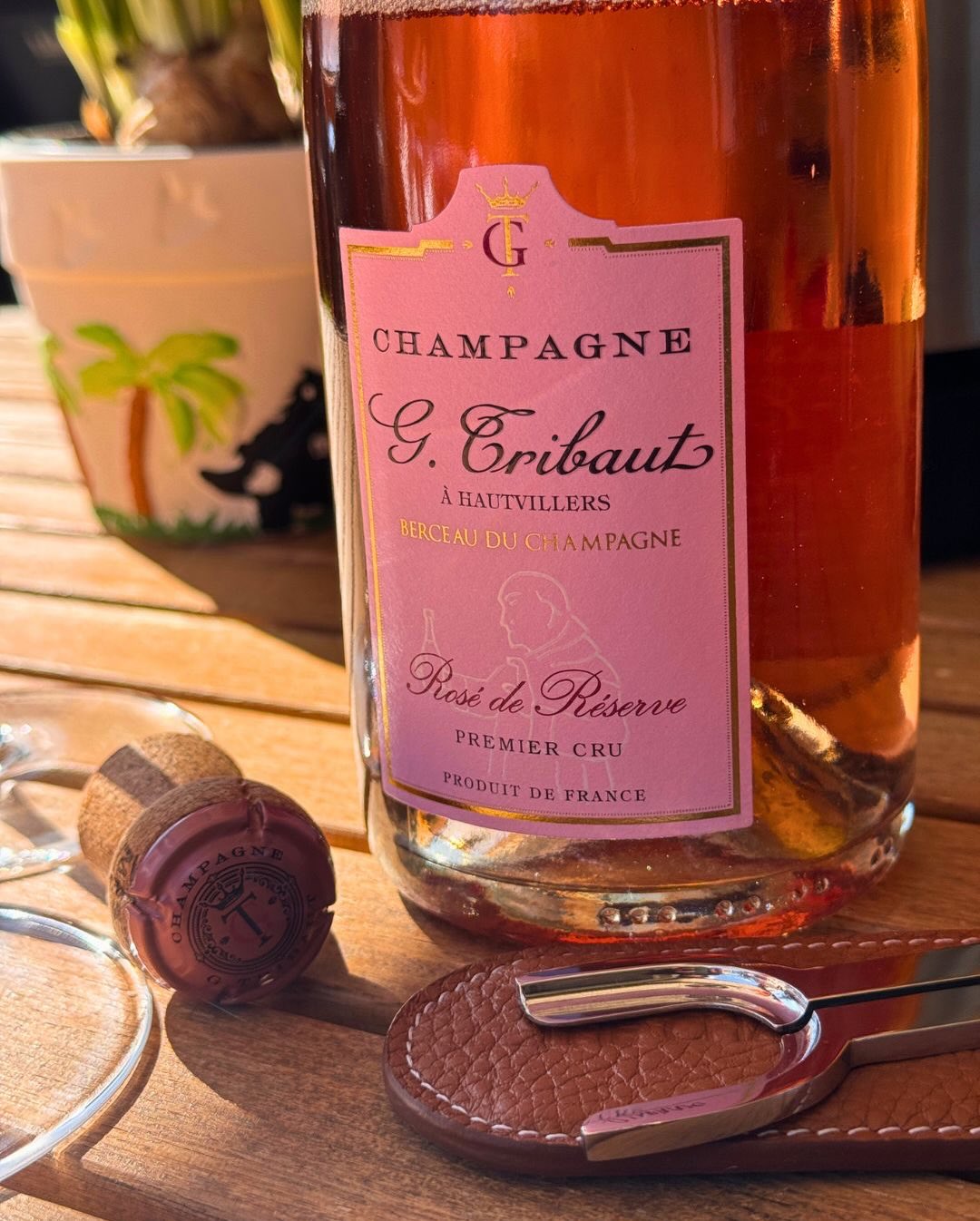 Endlich! Die ersten richtig warmen Sonnenstrahlen sind da und dazu passt ein frischer, eleganter Rosé-Champagner am besten oder? Heute habe ich dafür den „Rosé de Réserve“ von @… (5)