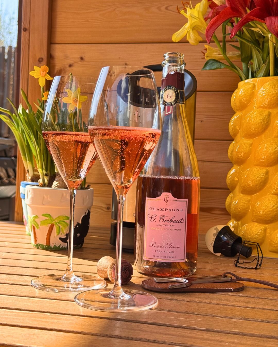 Endlich! Die ersten richtig warmen Sonnenstrahlen sind da und dazu passt ein frischer, eleganter Rosé-Champagner am besten oder? Heute habe ich dafür den „Rosé de Réserve“ von @… (7)