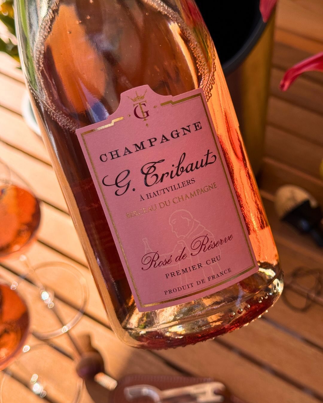 Endlich! Die ersten richtig warmen Sonnenstrahlen sind da und dazu passt ein frischer, eleganter Rosé-Champagner am besten oder? Heute habe ich dafür den „Rosé de Réserve“ von @… (9)