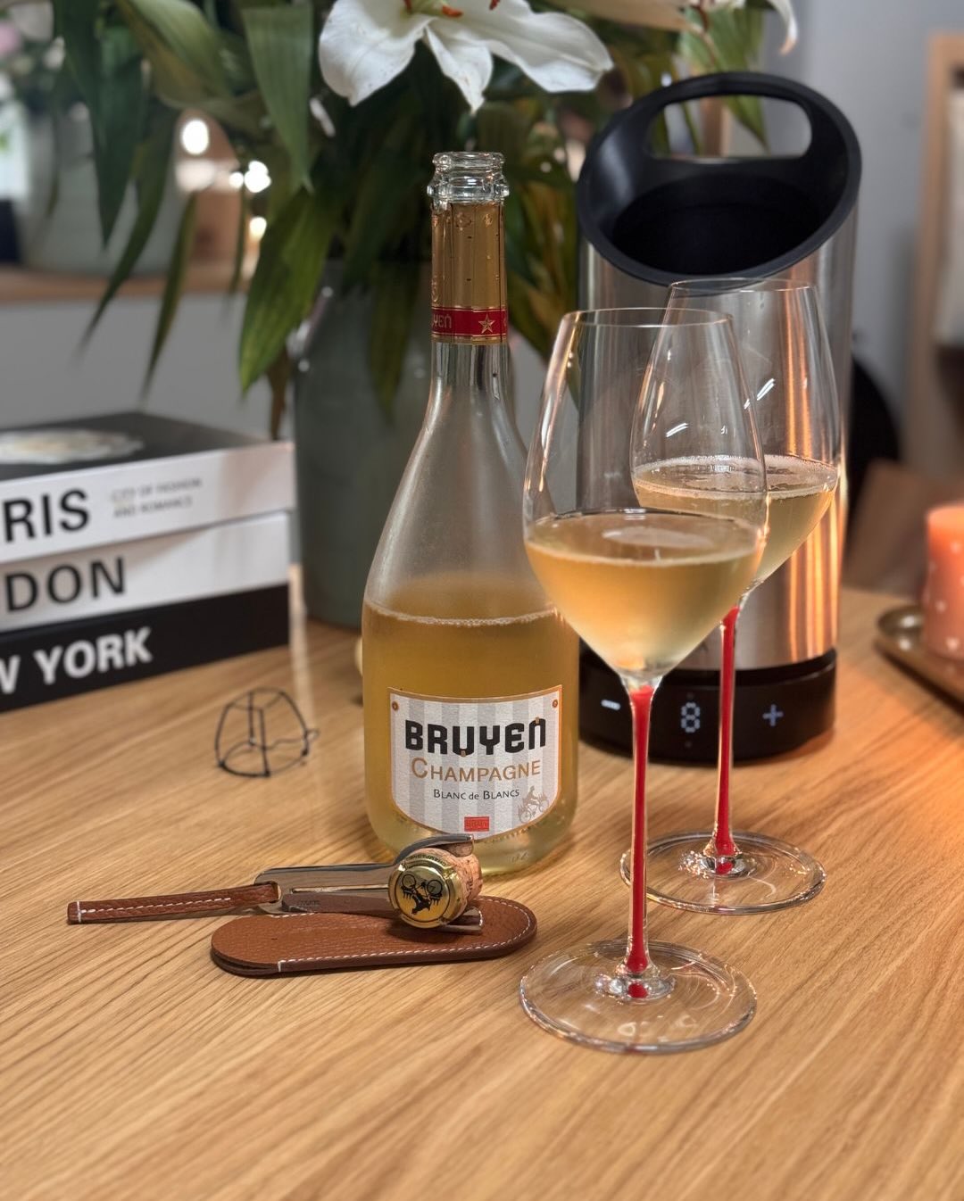 Ein puristischer Jahrgangs-Chardonnay! 🥂✨ Dieser Blanc de Blancs 2021 von @champagnebruyen reiht sich perfekt in die bisherigen Flaschen dieses Hauses ein, die ich schon hatte.… (3)