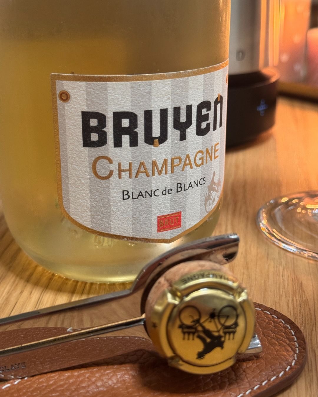 Ein puristischer Jahrgangs-Chardonnay! 🥂✨ Dieser Blanc de Blancs 2021 von @champagnebruyen reiht sich perfekt in die bisherigen Flaschen dieses Hauses ein, die ich schon hatte.… (5)