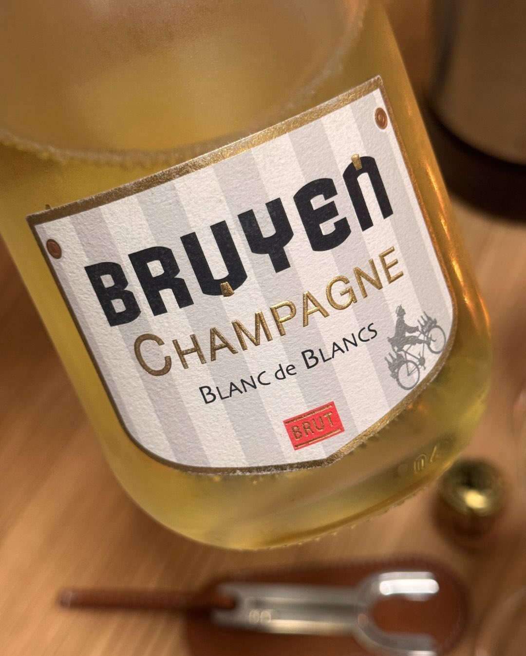 Ein puristischer Jahrgangs-Chardonnay! 🥂✨ Dieser Blanc de Blancs 2021 von @champagnebruyen reiht sich perfekt in die bisherigen Flaschen dieses Hauses ein, die ich schon hatte.… (9)
