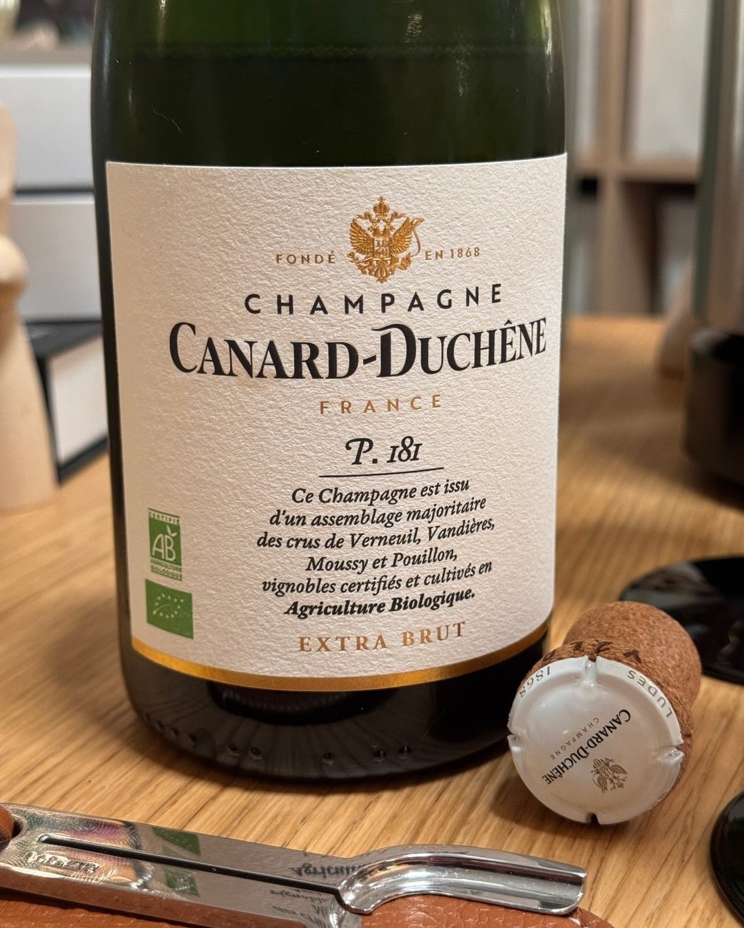 Heute schauen wir uns den P.181 von @canardduchene an - ein Bio-Champagner, der zeigt, dass nachhaltiger Weinbau und großer Geschmack perfekt zusammenpassen. Canard-Duchêne, ber… (5)