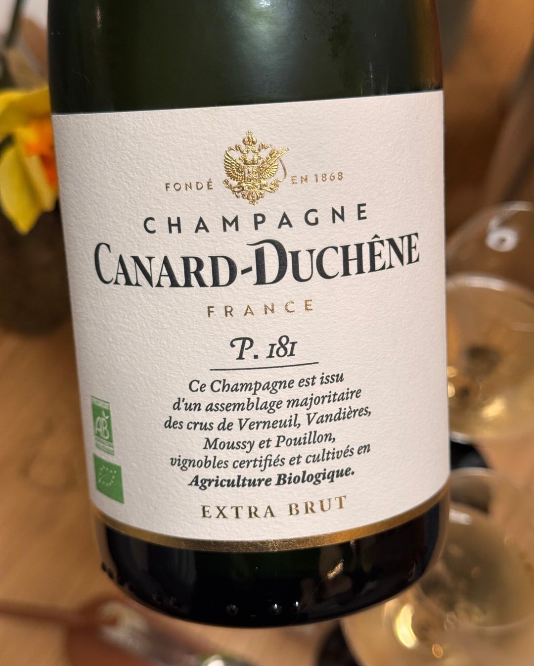 Heute schauen wir uns den P.181 von @canardduchene an - ein Bio-Champagner, der zeigt, dass nachhaltiger Weinbau und großer Geschmack perfekt zusammenpassen. Canard-Duchêne, ber… (9)