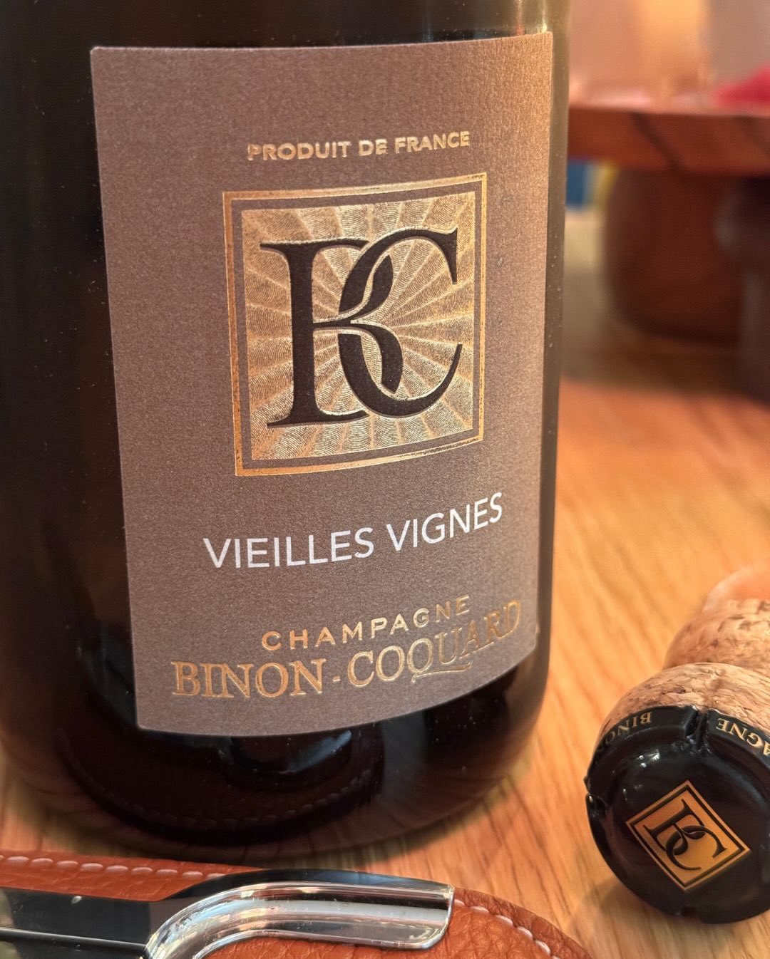 Heute gibt’s einen Champagner aus der Côte des Bar. Mal wieder „Vieilles Vignes“ also alte Reben. Der Vieilles Vignes 2017 von @champagnebinoncoquard kommt aus Spoy und ist gena… (5)
