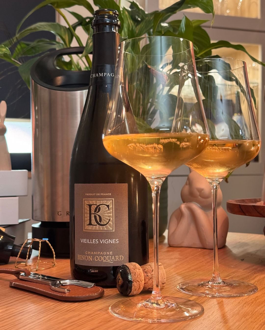 Heute gibt’s einen Champagner aus der Côte des Bar. Mal wieder „Vieilles Vignes“ also alte Reben. Der Vieilles Vignes 2017 von @champagnebinoncoquard kommt aus Spoy und ist gena… (7)