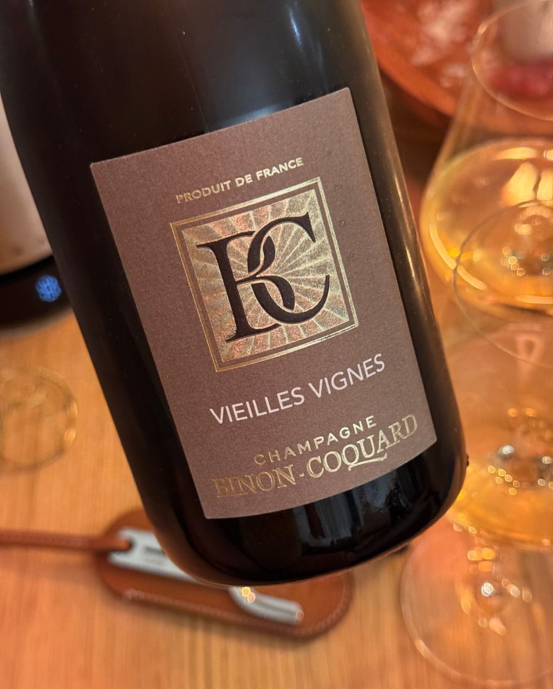 Heute gibt’s einen Champagner aus der Côte des Bar. Mal wieder „Vieilles Vignes“ also alte Reben. Der Vieilles Vignes 2017 von @champagnebinoncoquard kommt aus Spoy und ist gena… (9)