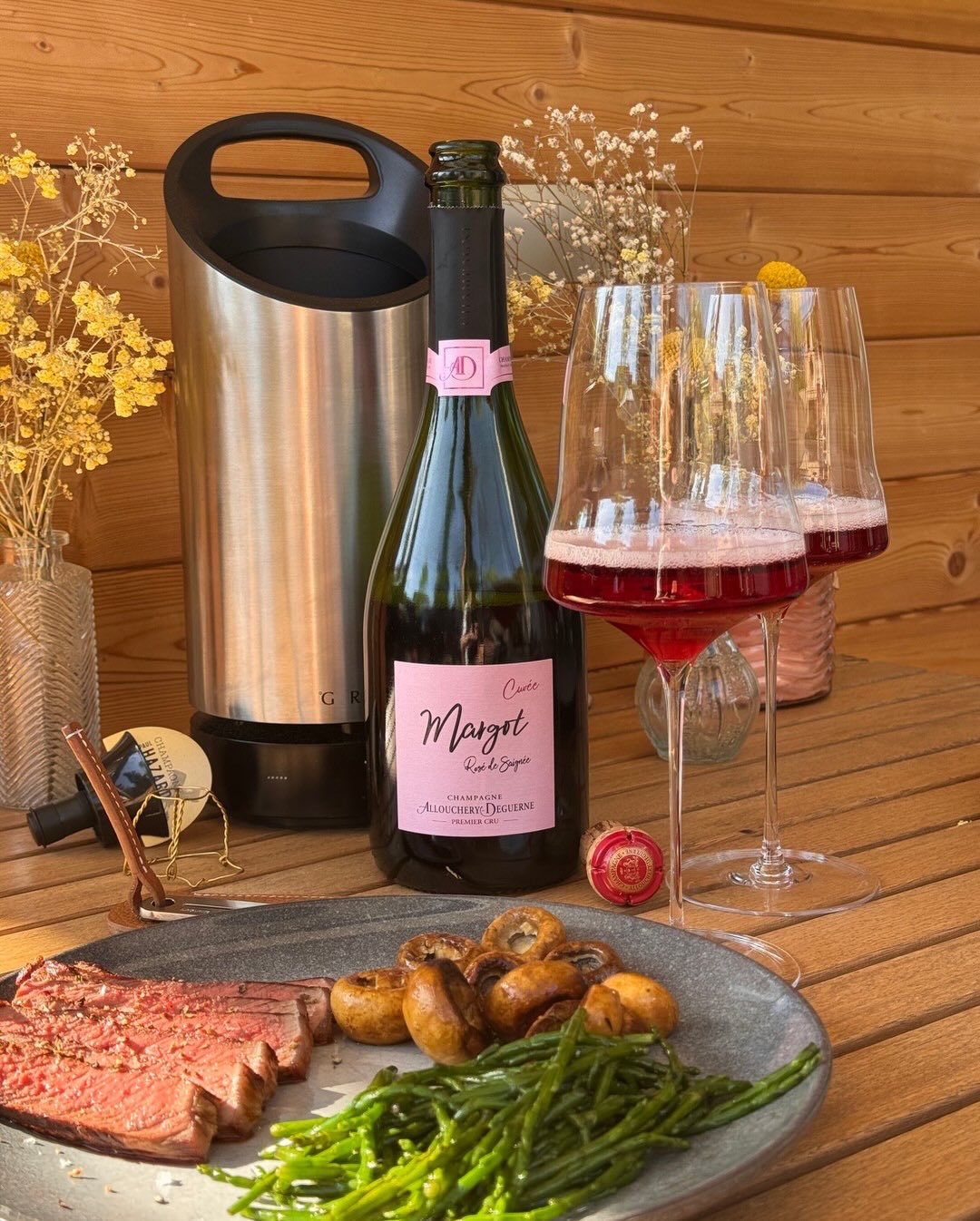 Heute gibts mal ein etwas gemischtes Pairing mit der Cuvée Margot Rosé de Saigné 2022 von @champagnealloucherydeguerne . Definitiv eine ausgefallene Kombination die aber erstaun… (1)