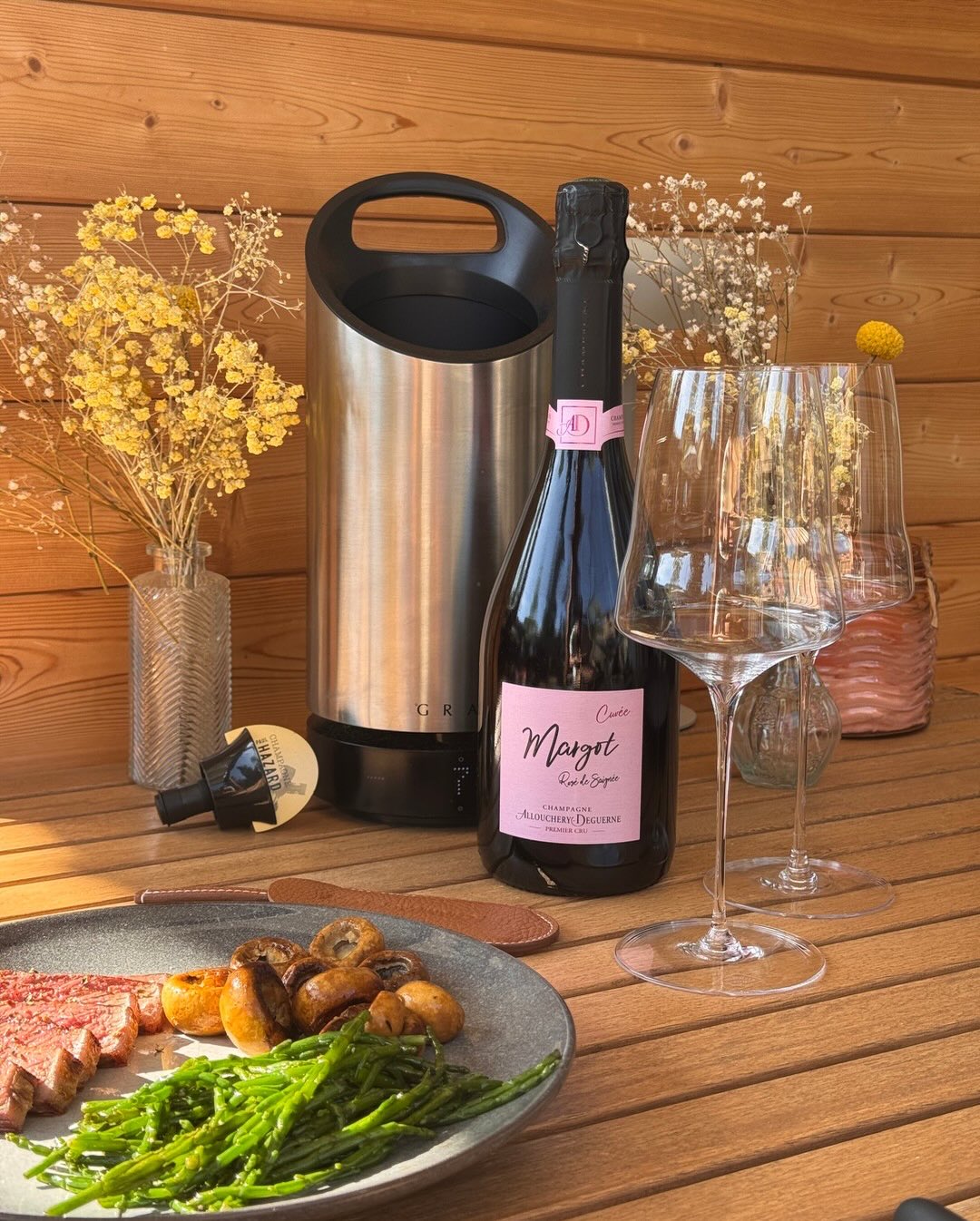 Heute gibts mal ein etwas gemischtes Pairing mit der Cuvée Margot Rosé de Saigné 2022 von @champagnealloucherydeguerne . Definitiv eine ausgefallene Kombination die aber erstaun… (3)