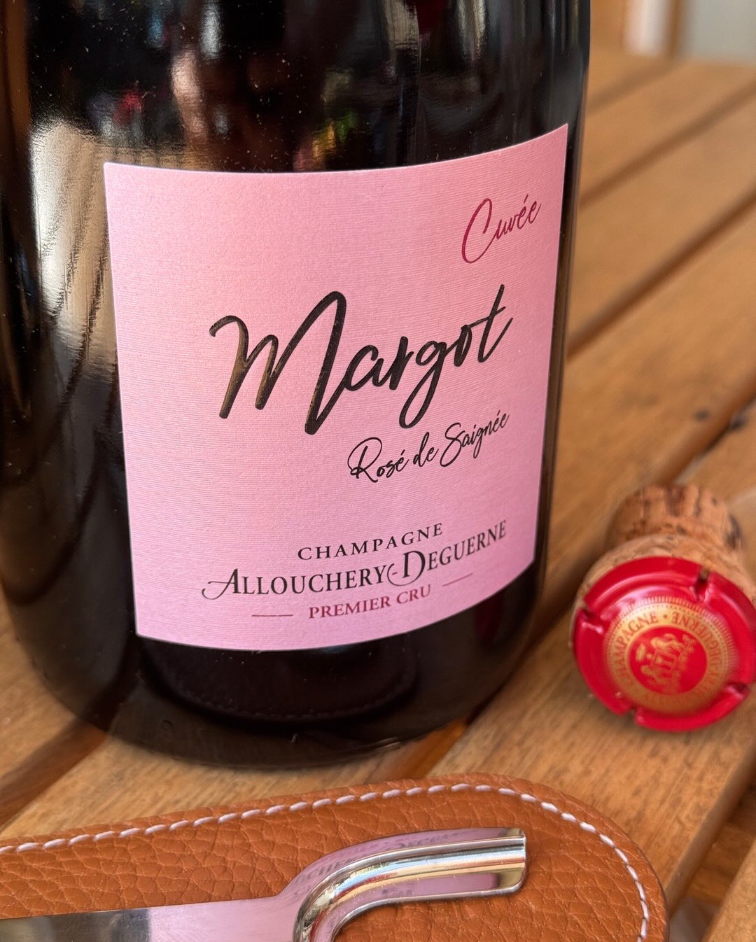 Heute gibts mal ein etwas gemischtes Pairing mit der Cuvée Margot Rosé de Saigné 2022 von @champagnealloucherydeguerne . Definitiv eine ausgefallene Kombination die aber erstaun… (5)