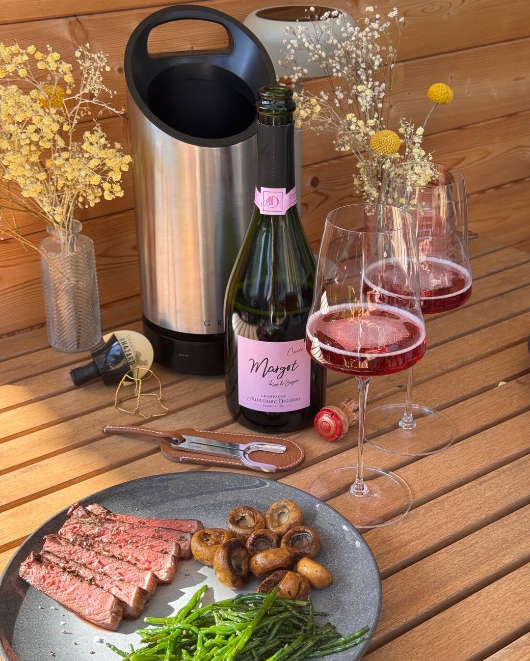 Heute gibts mal ein etwas gemischtes Pairing mit der Cuvée Margot Rosé de Saigné 2022 von @champagnealloucherydeguerne . Definitiv eine ausgefallene Kombination die aber erstaun… (7)