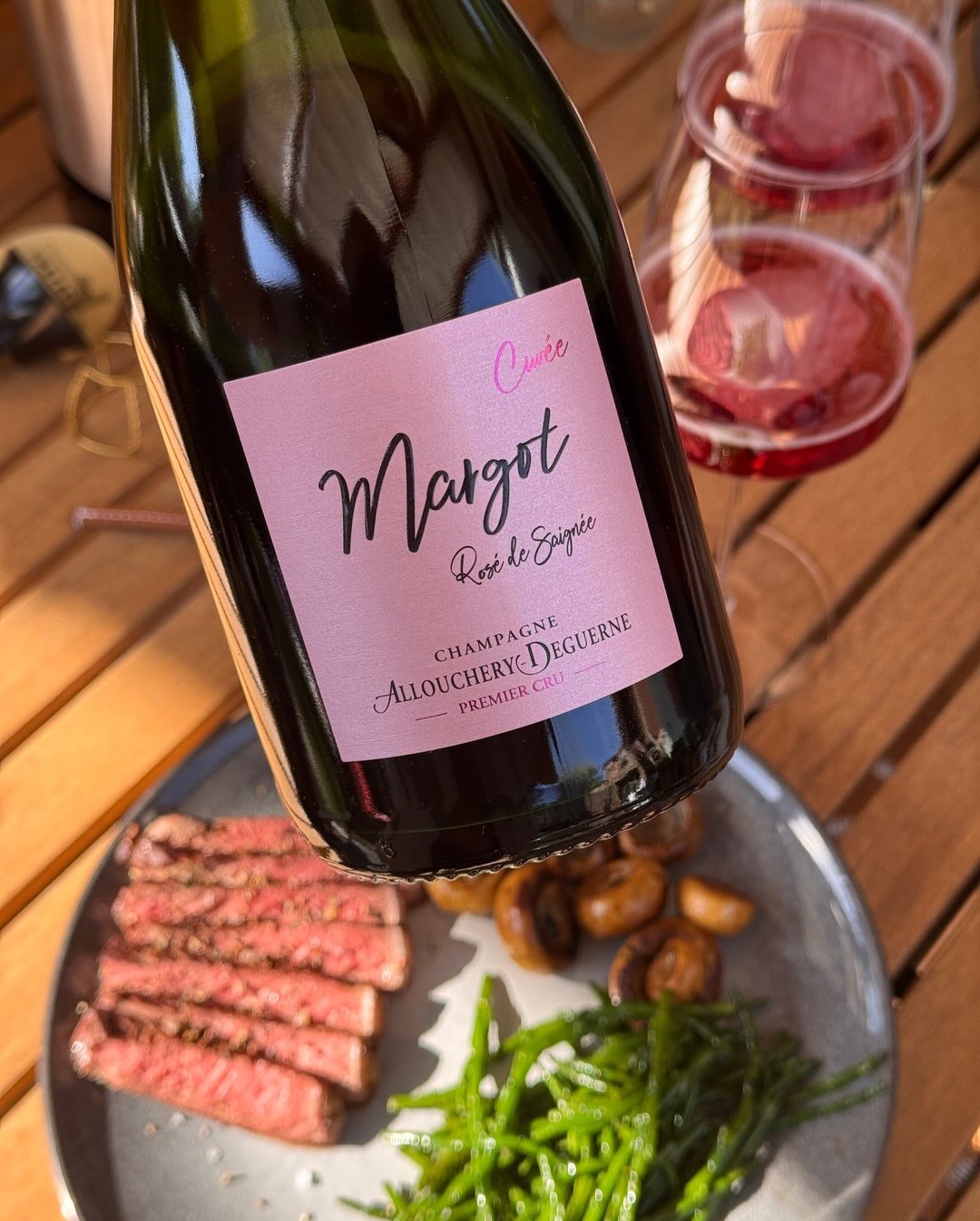 Heute gibts mal ein etwas gemischtes Pairing mit der Cuvée Margot Rosé de Saigné 2022 von @champagnealloucherydeguerne . Definitiv eine ausgefallene Kombination die aber erstaun… (9)