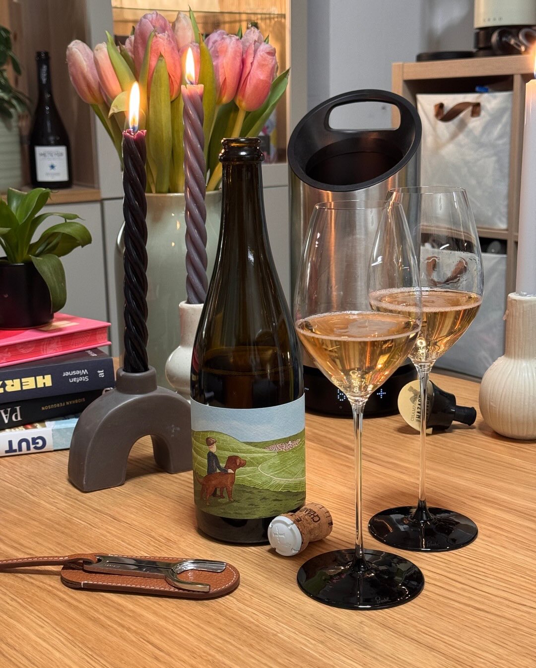 Heute mal etwas ganz Besonderes: Ein Champagner, der komplett ohne chemische Zusätze auskommt. Nicht das ich solche Flaschen hier nicht schon öfter präsentiert habe, aber diese … (1)