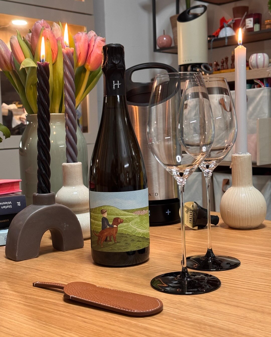 Heute mal etwas ganz Besonderes: Ein Champagner, der komplett ohne chemische Zusätze auskommt. Nicht das ich solche Flaschen hier nicht schon öfter präsentiert habe, aber diese … (3)