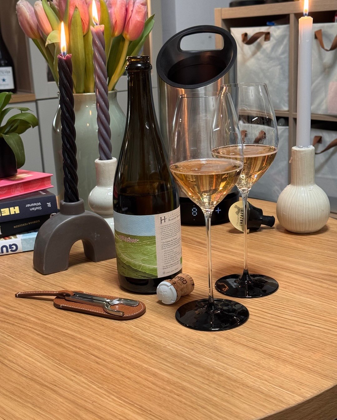 Heute mal etwas ganz Besonderes: Ein Champagner, der komplett ohne chemische Zusätze auskommt. Nicht das ich solche Flaschen hier nicht schon öfter präsentiert habe, aber diese … (7)