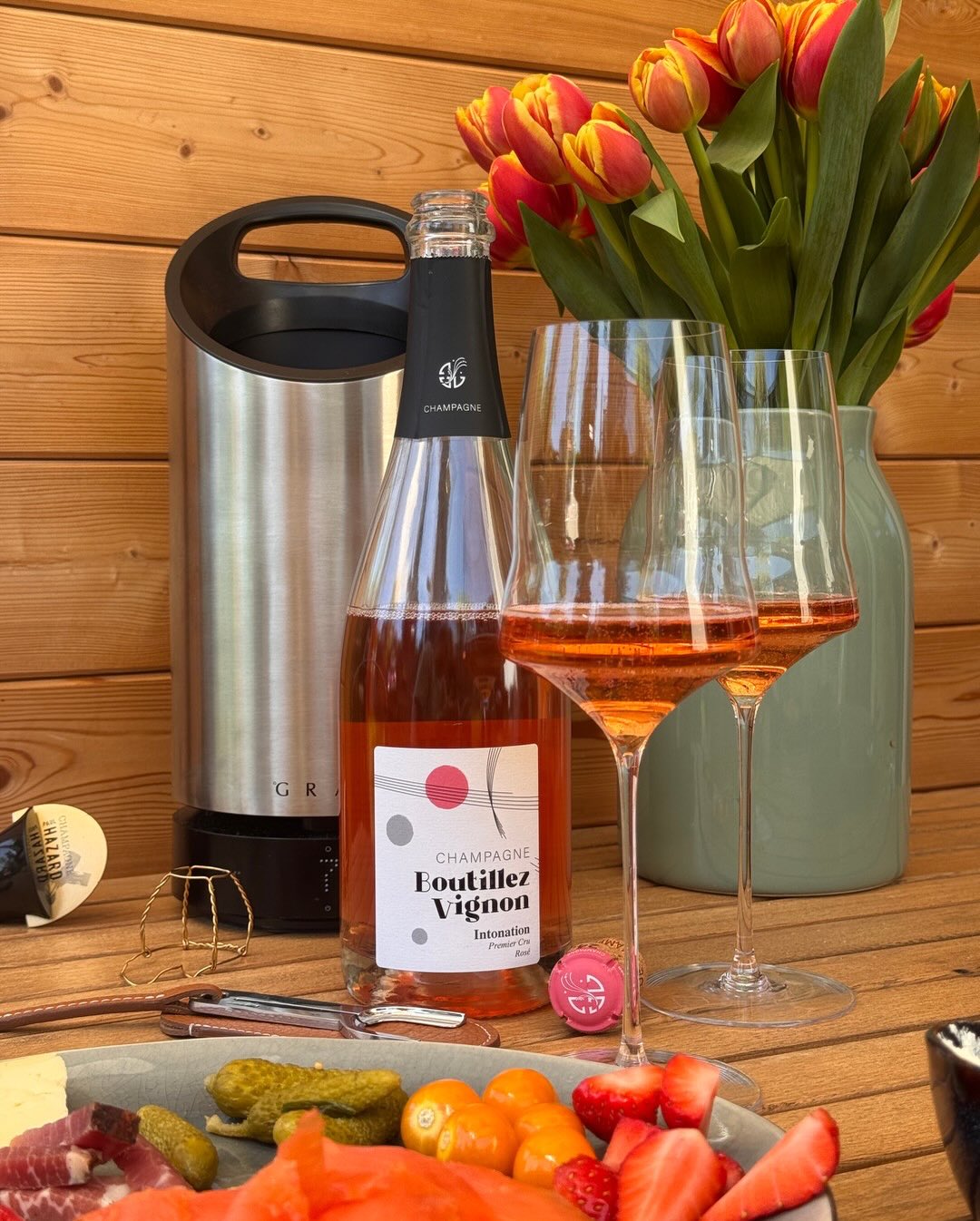 Endlich ein Wochenend-Frühstück in der Morgensonne auf der Terrasse mit warmem Brot, Räucherlachs und ein bisschen Obst auf dem Tisch. Der Rosé „Intonation“ von @champagne_bouti… (1)