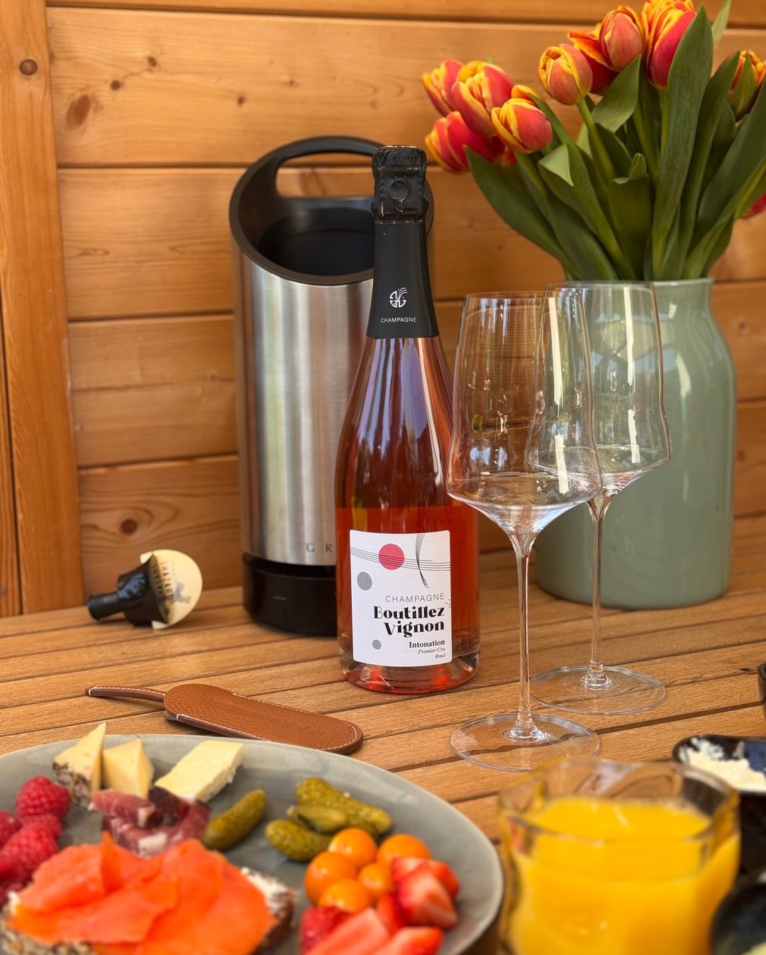 Endlich ein Wochenend-Frühstück in der Morgensonne auf der Terrasse mit warmem Brot, Räucherlachs und ein bisschen Obst auf dem Tisch. Der Rosé „Intonation“ von @champagne_bouti… (3)