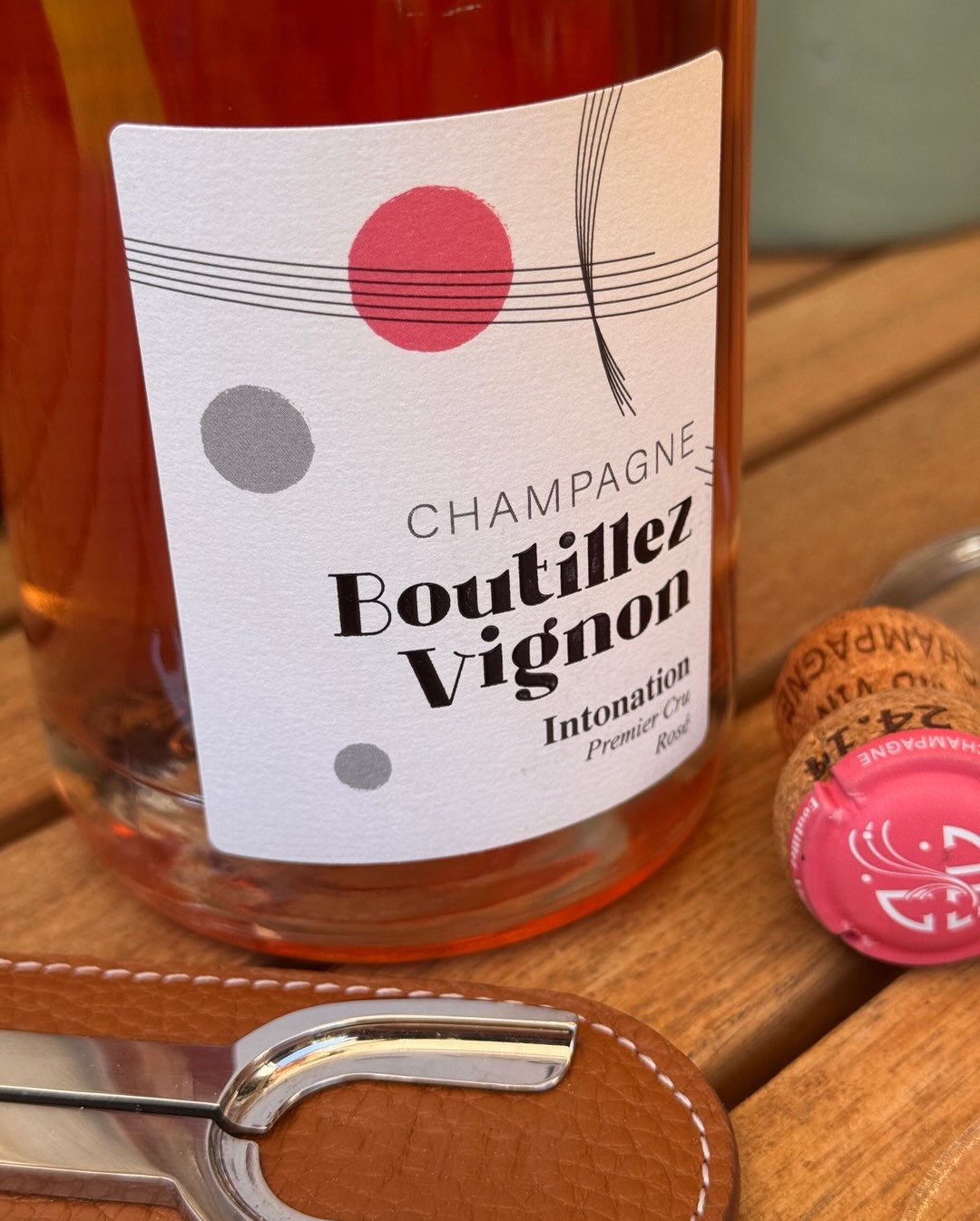 Endlich ein Wochenend-Frühstück in der Morgensonne auf der Terrasse mit warmem Brot, Räucherlachs und ein bisschen Obst auf dem Tisch. Der Rosé „Intonation“ von @champagne_bouti… (5)
