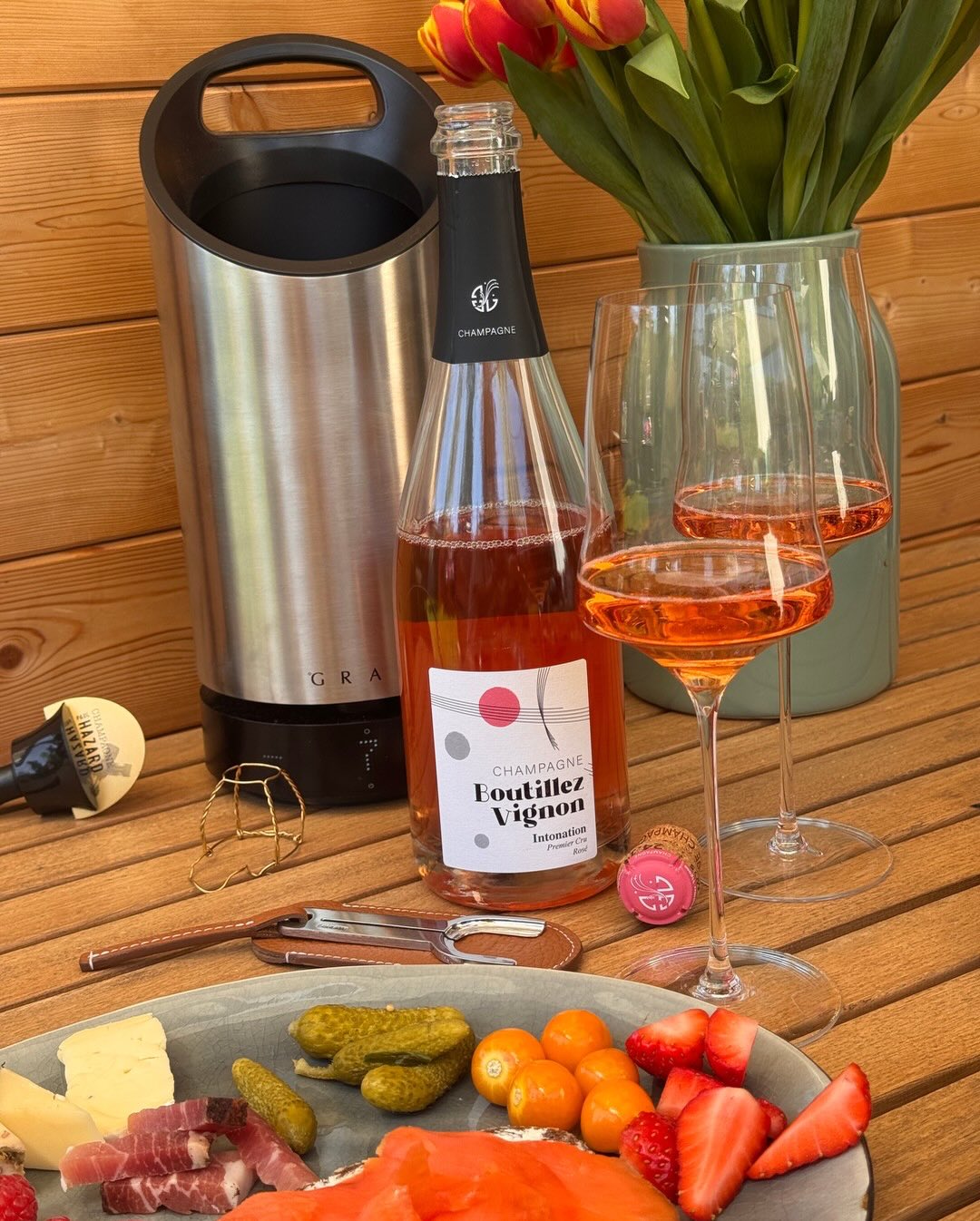 Endlich ein Wochenend-Frühstück in der Morgensonne auf der Terrasse mit warmem Brot, Räucherlachs und ein bisschen Obst auf dem Tisch. Der Rosé „Intonation“ von @champagne_bouti… (7)