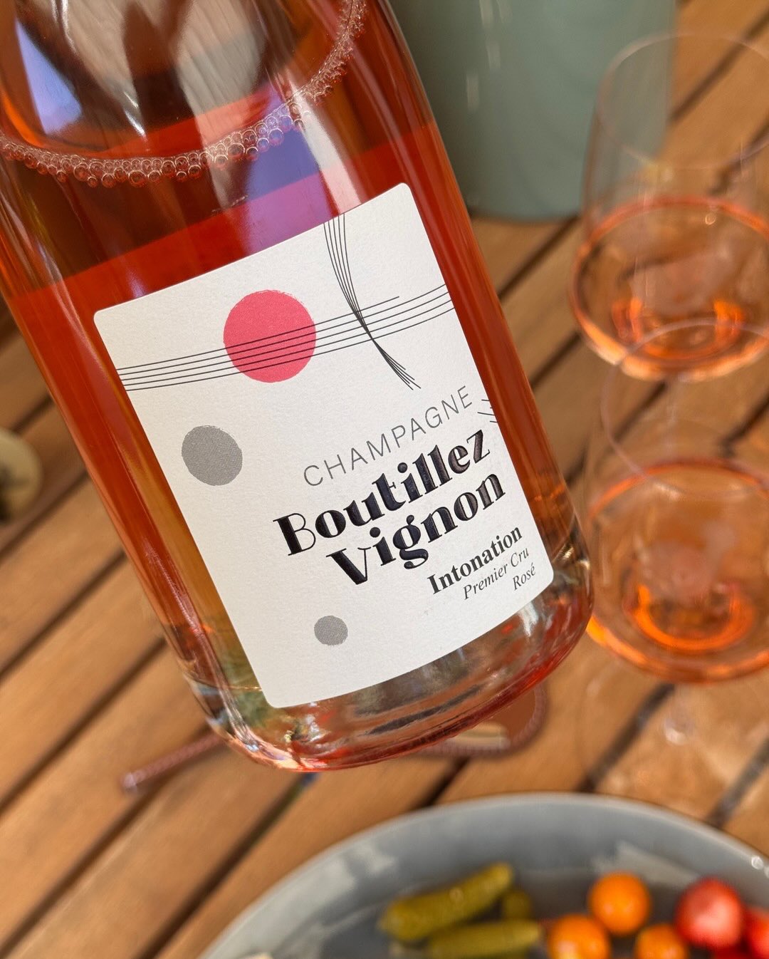 Endlich ein Wochenend-Frühstück in der Morgensonne auf der Terrasse mit warmem Brot, Räucherlachs und ein bisschen Obst auf dem Tisch. Der Rosé „Intonation“ von @champagne_bouti… (9)