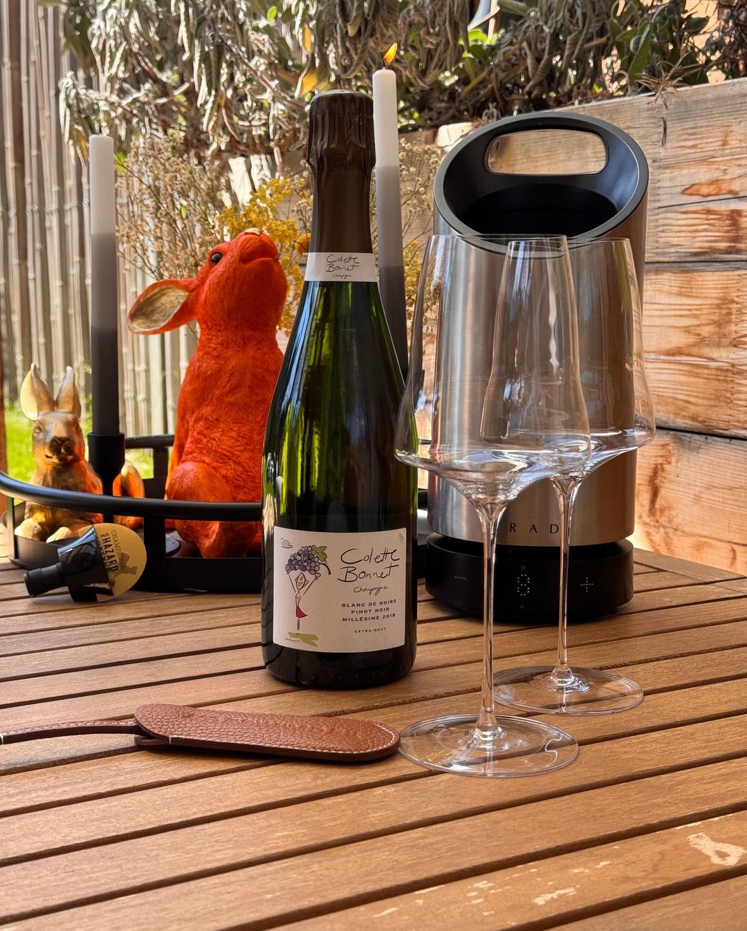 100% Pinot Noir als Blanc de Noirs aus der Côte des Bar: das gibt es seltener als man denkt, weil die meisten Häuser hier auf Assemblage mit Chardonnay setzen. Mono-Pinot bedeut… (3)