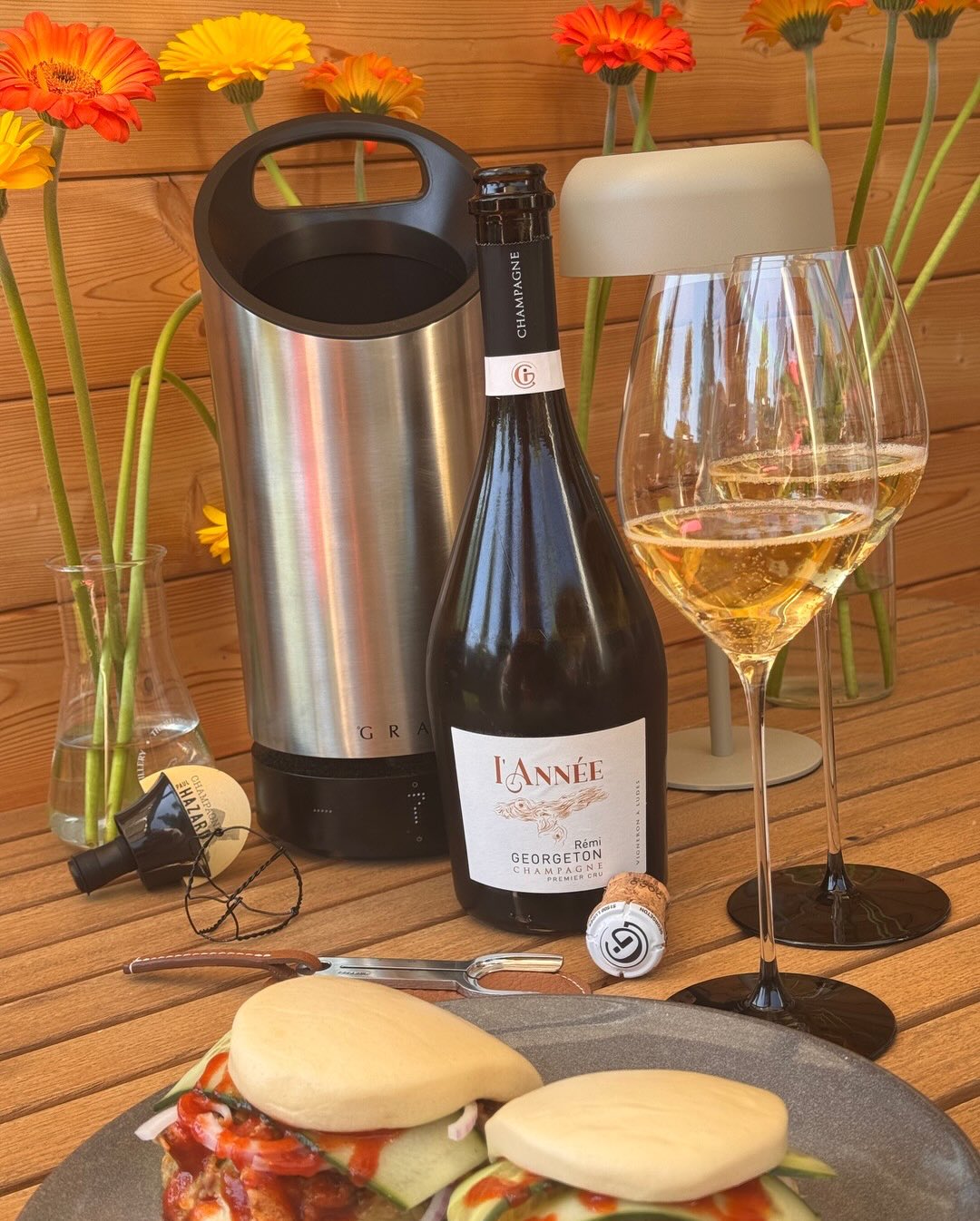 Heute mal wieder ein perfektes Pairing: Fluffige Bao Buns mit Guacamole, knusprigem Chicken, Gurkenscheiben und etwas Sriracha. Die superweiche Textur der Buns, die würzige Schä… (1)