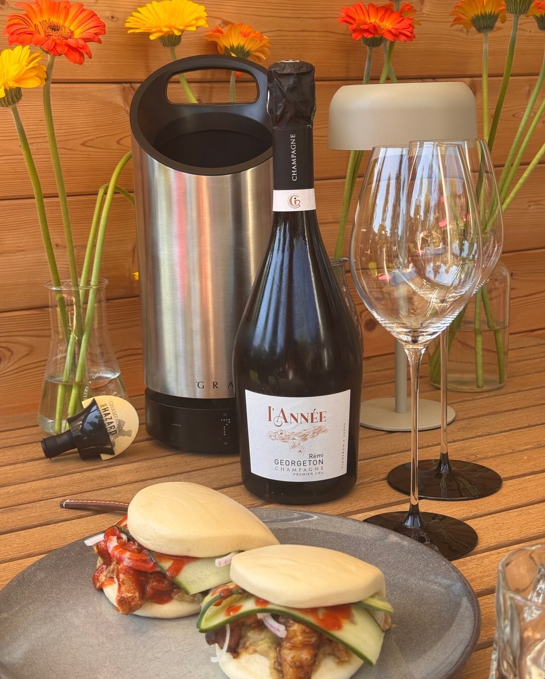 Heute mal wieder ein perfektes Pairing: Fluffige Bao Buns mit Guacamole, knusprigem Chicken, Gurkenscheiben und etwas Sriracha. Die superweiche Textur der Buns, die würzige Schä… (3)